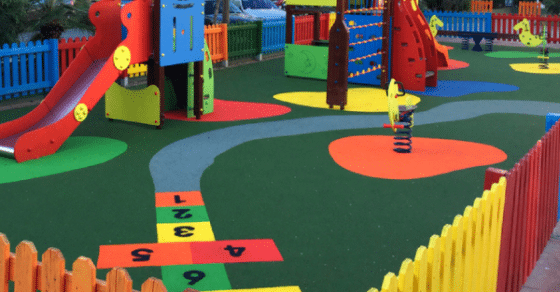 Gimnasio infantil o circuitos con suelo pavimentado