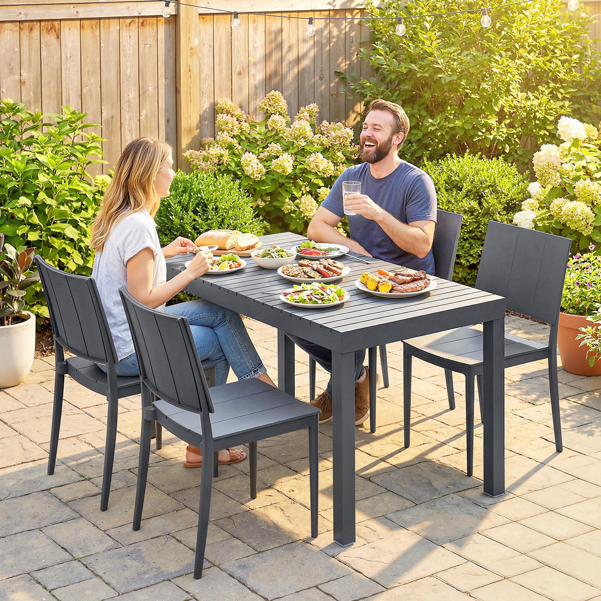 Outsunny Conjunto de Mesa y Sillas Jardín de 5 Piezas, Muebles Jardín Exterior con Mesa de Tablero Ranurado, 4 Sillas Apilables, Marco Metálico para 4 Personas, para Patio, Terraza, Gris Oscuro