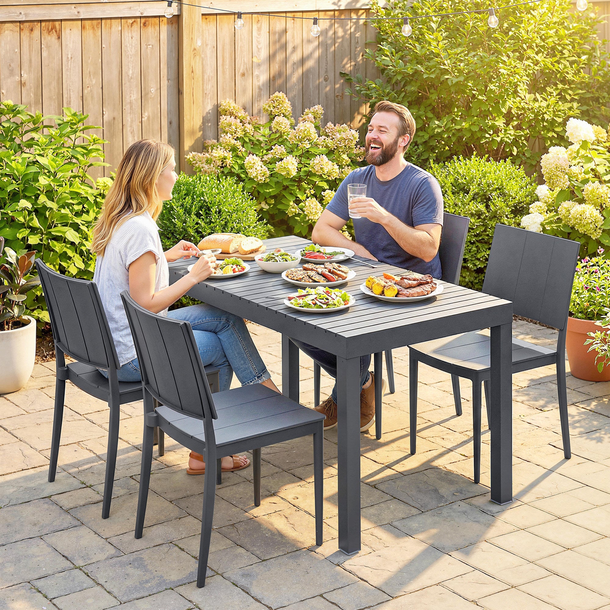 Outsunny Conjunto de Mesa y Sillas Jardín de 5 Piezas, Muebles Jardín Exterior con Mesa de Tablero Ranurado, 4 Sillas Apilables, Marco Metálico para 4 Personas, para Patio, Terraza, Gris Oscuro