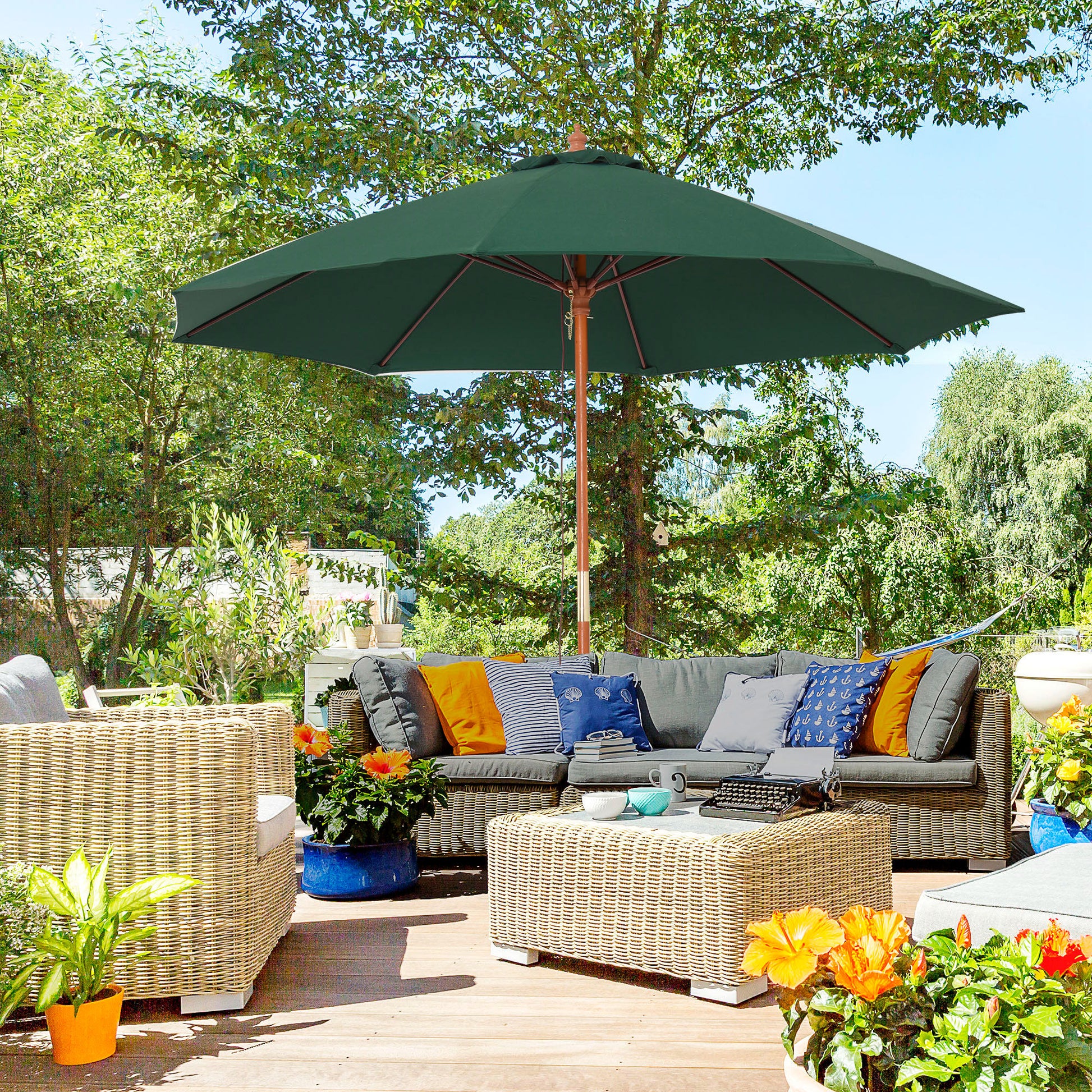 Outsunny Sombrilla Parasol con Poste Desmontable de Madera Ángulo Ajustable Ventilación Sistema de Polea para Exterior Jardín Patio Piscina Terraza Ø257x253 cm Verde Oscuro
