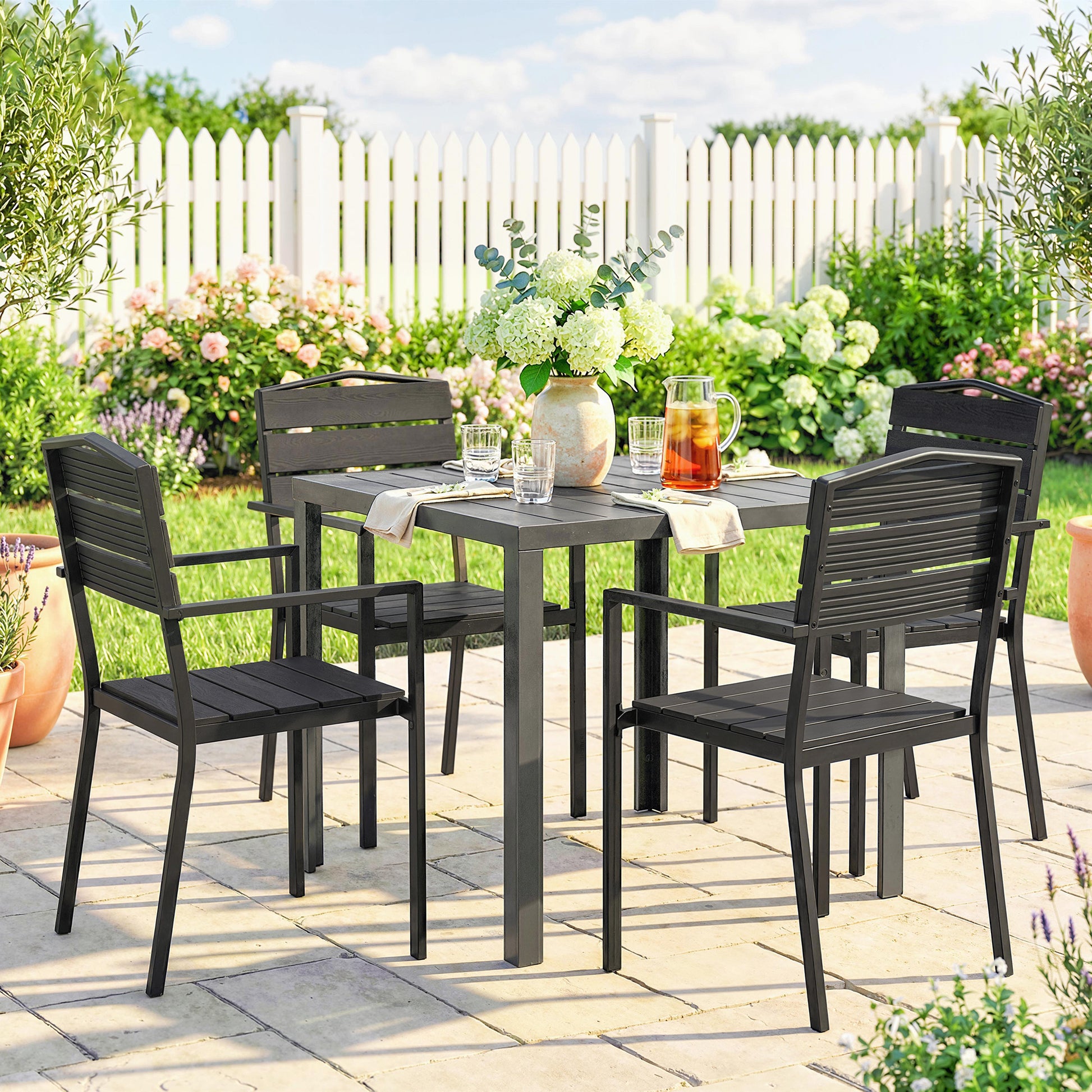 Outsunny Juego de 4 Sillas de Jardín Exterior Apilables, Sillas Terraza Exterior con Reposabrazos, Asiento y Respaldo de HDPE con Listones, Estructura Metálica Resistente, 52x51x90 cm, Negro