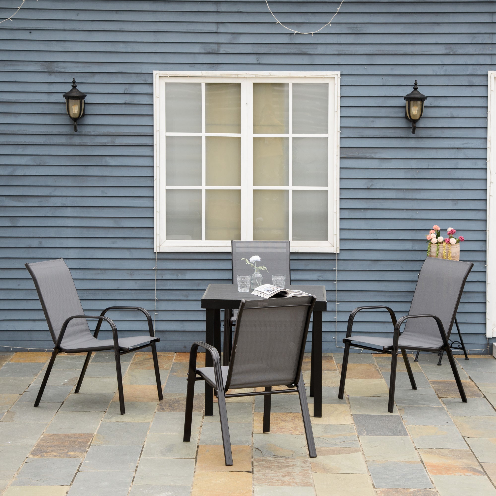 Outsunny Juego de 4 Sillas de Jardín Exterior Sillas Terraza Exterior Apilables Sillón de Comedor con Tela Transpirable Marco de Metal Reposabrazos y Respaldo 54x75,5x95 cm Gris Oscuro