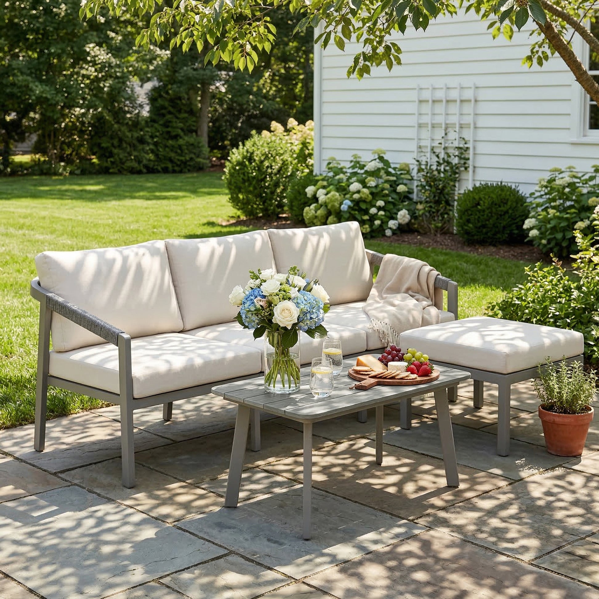 Outsunny Conjunto de Muebles Jardín Exterior de 3 Piezas Sofá Exterior Seccional Forma de L con Sofá de 3 Plazas Reposapiés Mesa Centro de Listones y Cojines de 10 cm para Terraza Patio Marrón y Beige