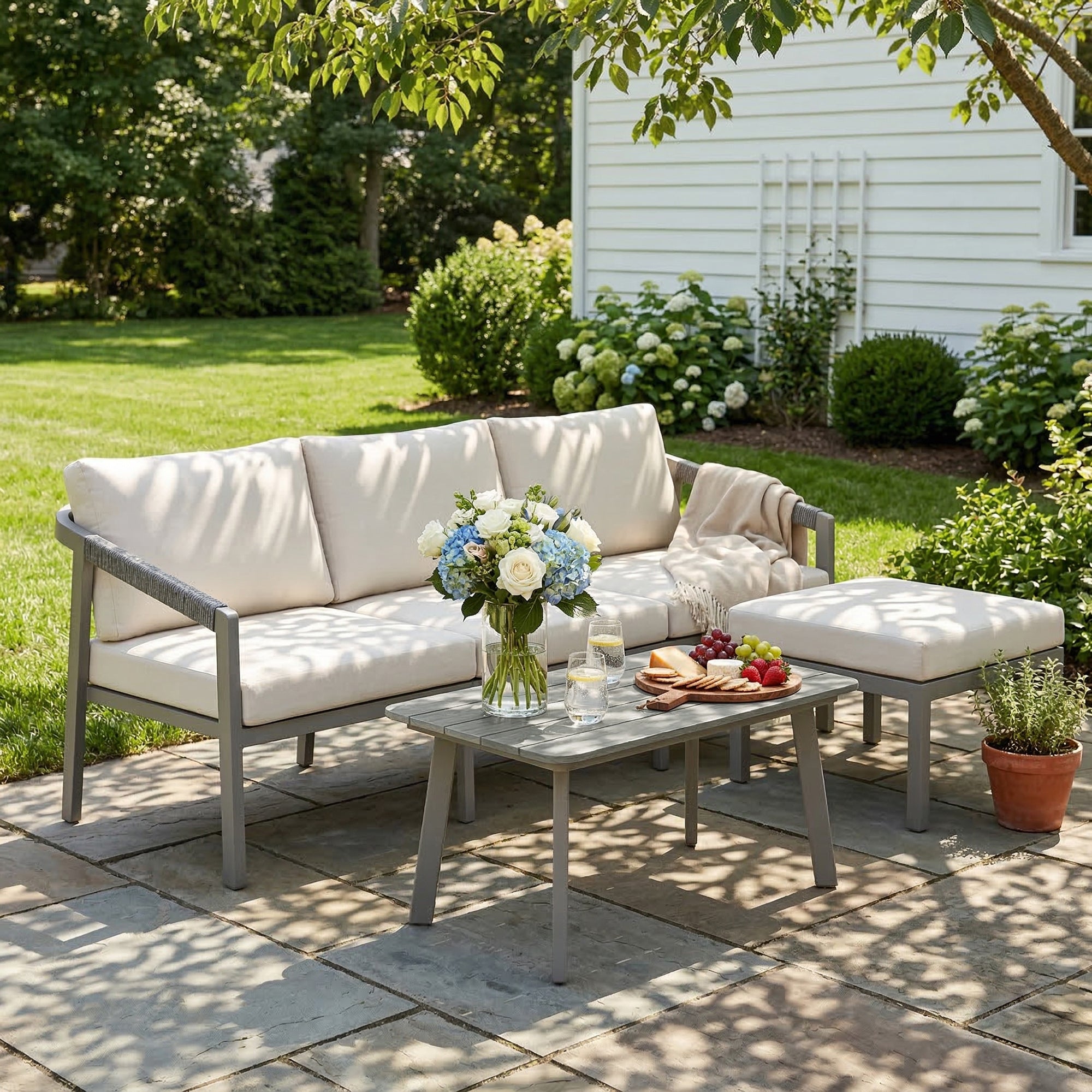 Outsunny Conjunto de Muebles Jardín Exterior de 3 Piezas Sofá Exterior Seccional Forma de L con Sofá de 3 Plazas Reposapiés Mesa Centro de Listones y Cojines de 10 cm para Terraza Patio Marrón y Beige