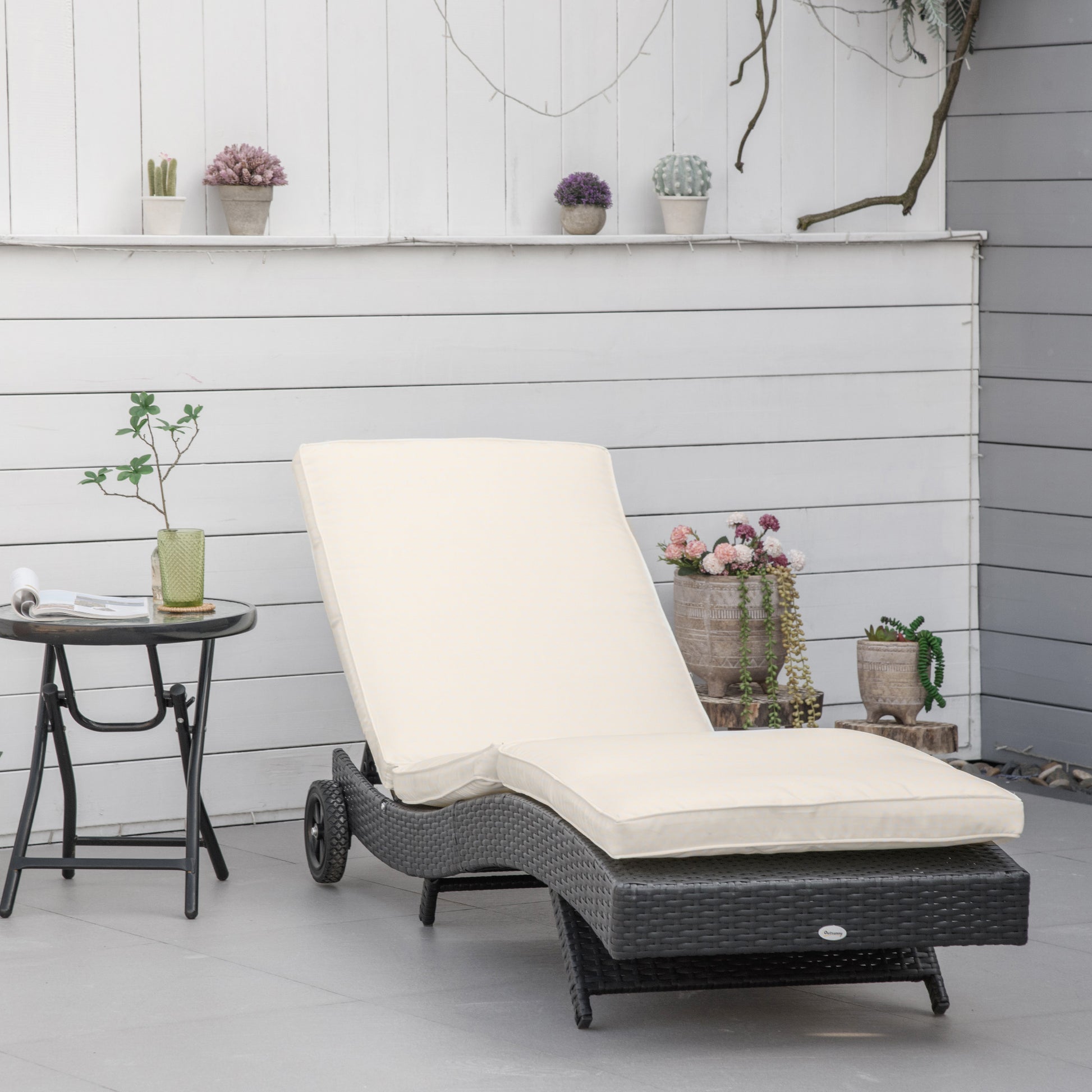 Outsunny Tumbona de Ratán Reclinable Tumbona de Jardín en Forma de S con 2 Ruedas Respaldo Ajustable en 5 Posiciones y Cojín Extraíble para Patio Terraza 207x70x70 cm Negro y Crema
