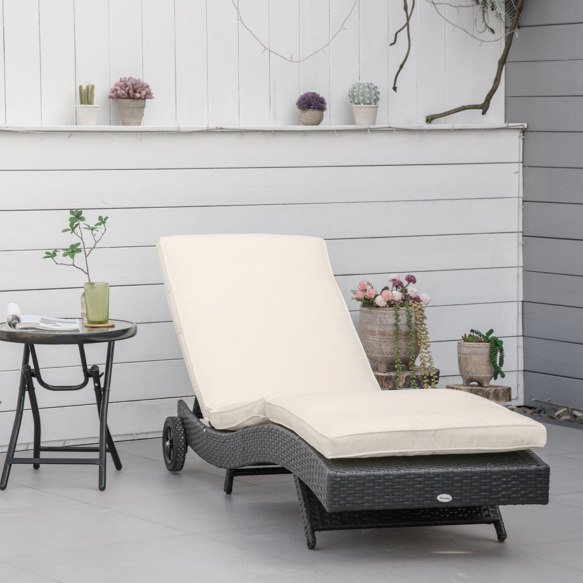 Outsunny Tumbona de Ratán Reclinable Tumbona de Jardín en Forma de S con 2 Ruedas Respaldo Ajustable en 5 Posiciones y Cojín Extraíble para Patio Terraza 207x70x70 cm Negro y Crema