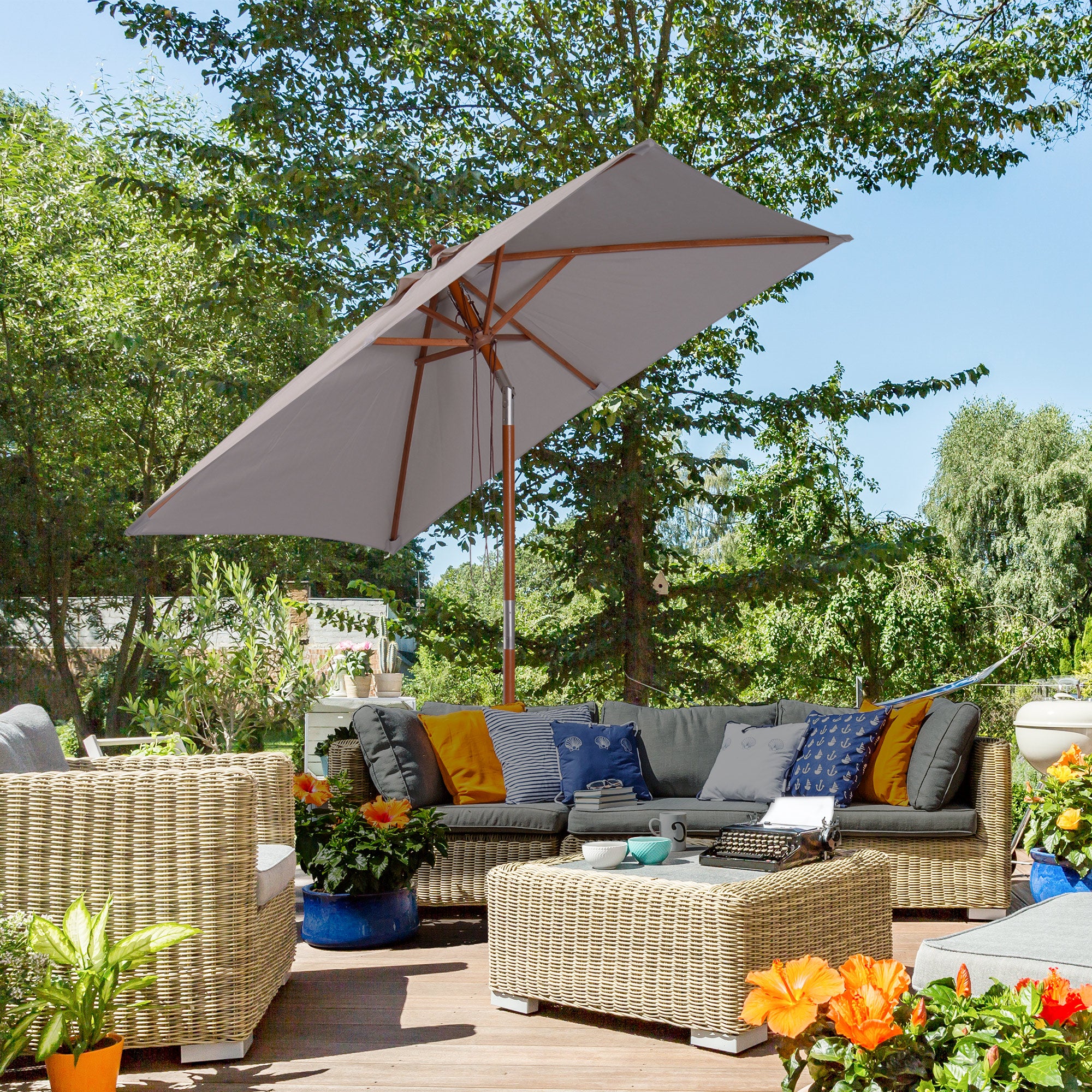 Outsunny Sombrilla Terraza Exterior 200x150 cm Sombrilla de Jardín Rectangular con Ángulo Ajustable Mástil de Madera y Manivela Parasol para Patio Terraza Gris