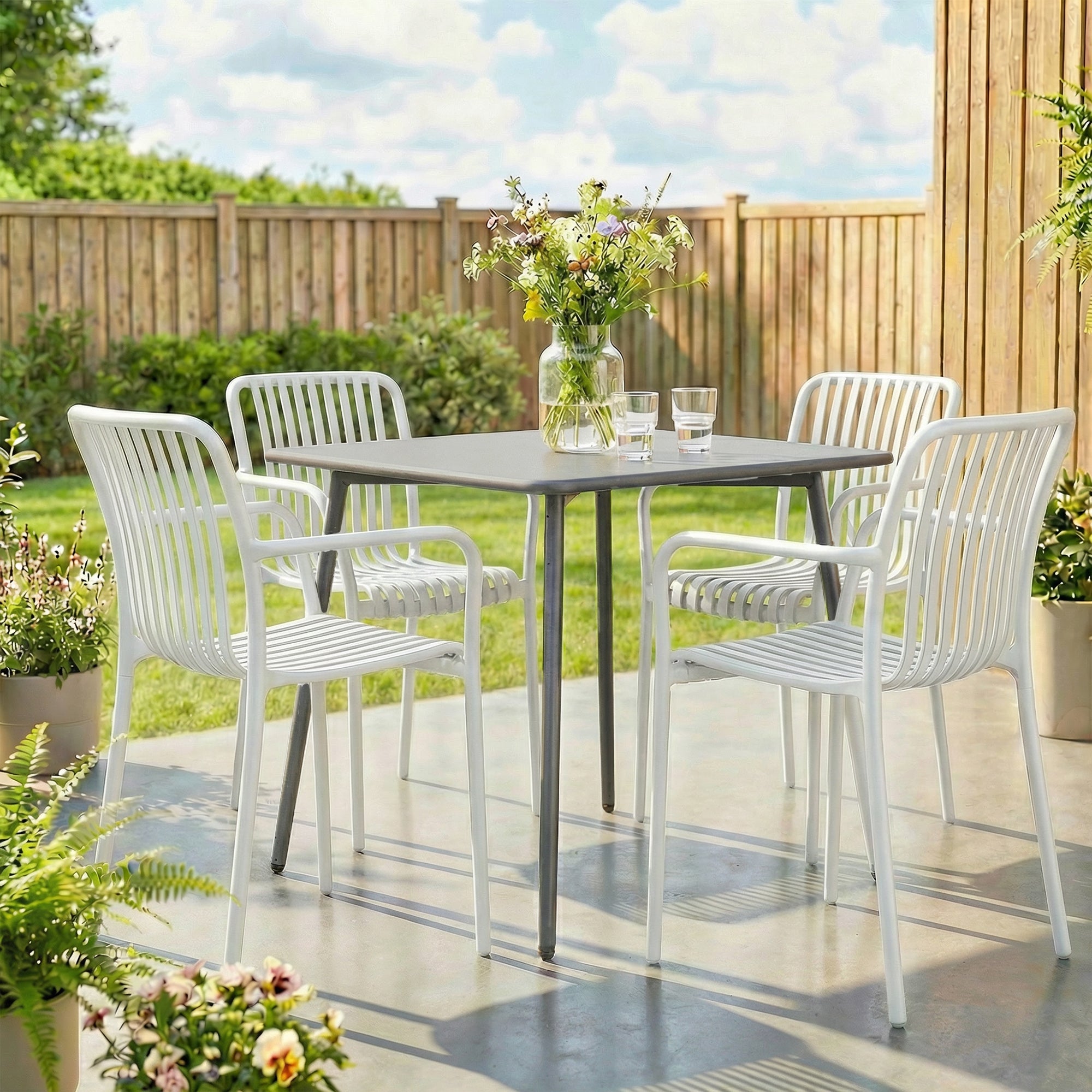 Outsunny Juego de 4 Sillas de Jardín Exterior Apilables, Sillas Terraza Exterior de PP con Respaldo Curvado, Asiento de Listones, Reposabrazos, 55x58,5x81,5 cm, Blanco