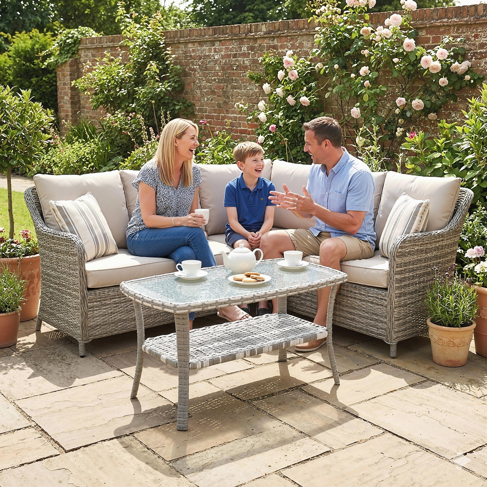 Outsunny Mesa de Jardín Exterior de Ratán con Estante, Mesita Auxiliar de Jardín Rectangular, Tablero de Vidrio Templado con Ondas, Estructura de Acero, para Terraza, Patio, 90x50x45 cm, Gris Oscuro