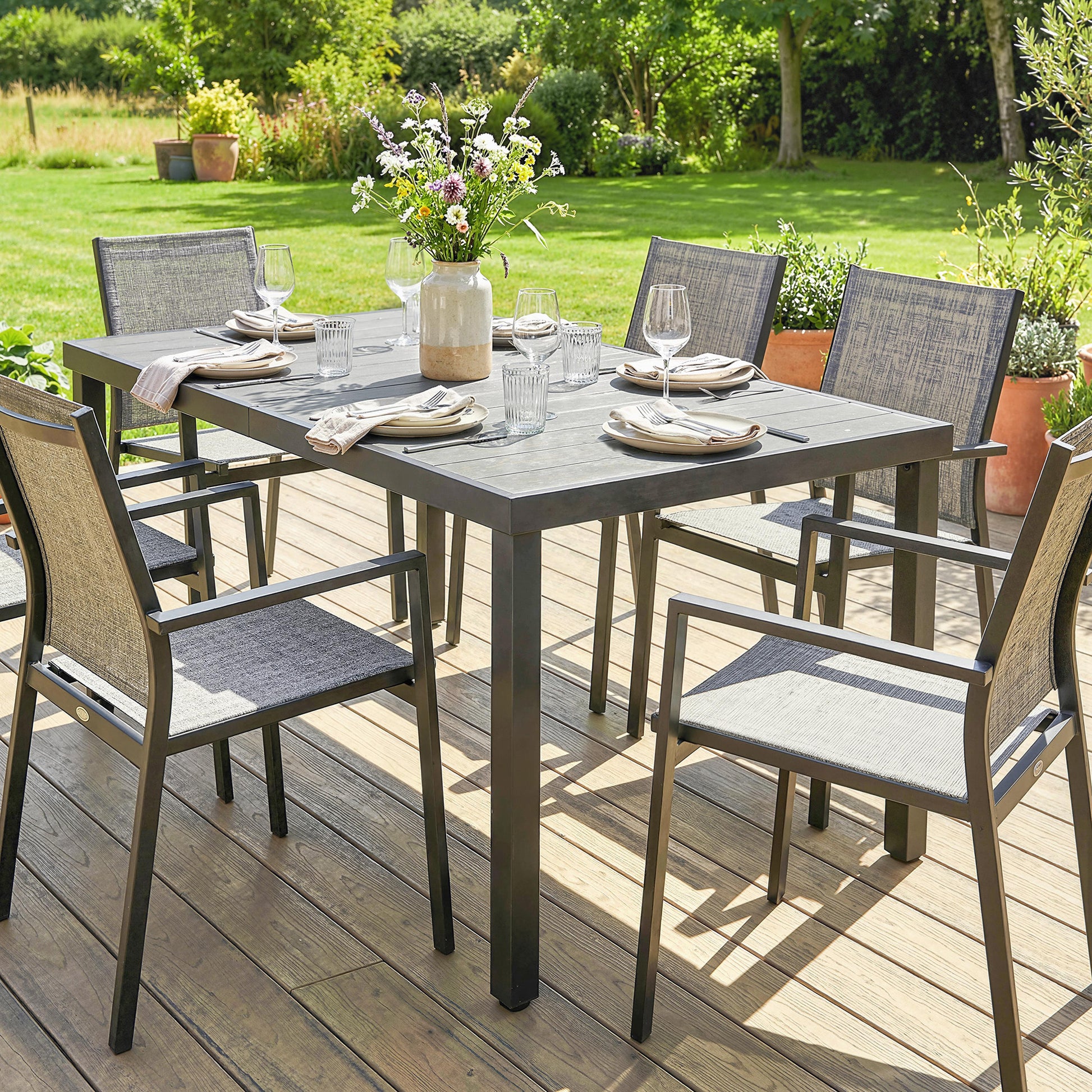 Outsunny Mesa de Comedor de Jardín Rectangular, Mesa de Terraza Exterior 140x90x74 cm, con Estructura de Acero y Encimera Desmontable de WPC de Listones, Carga 50 kg, para Patio, Balcón, Gris