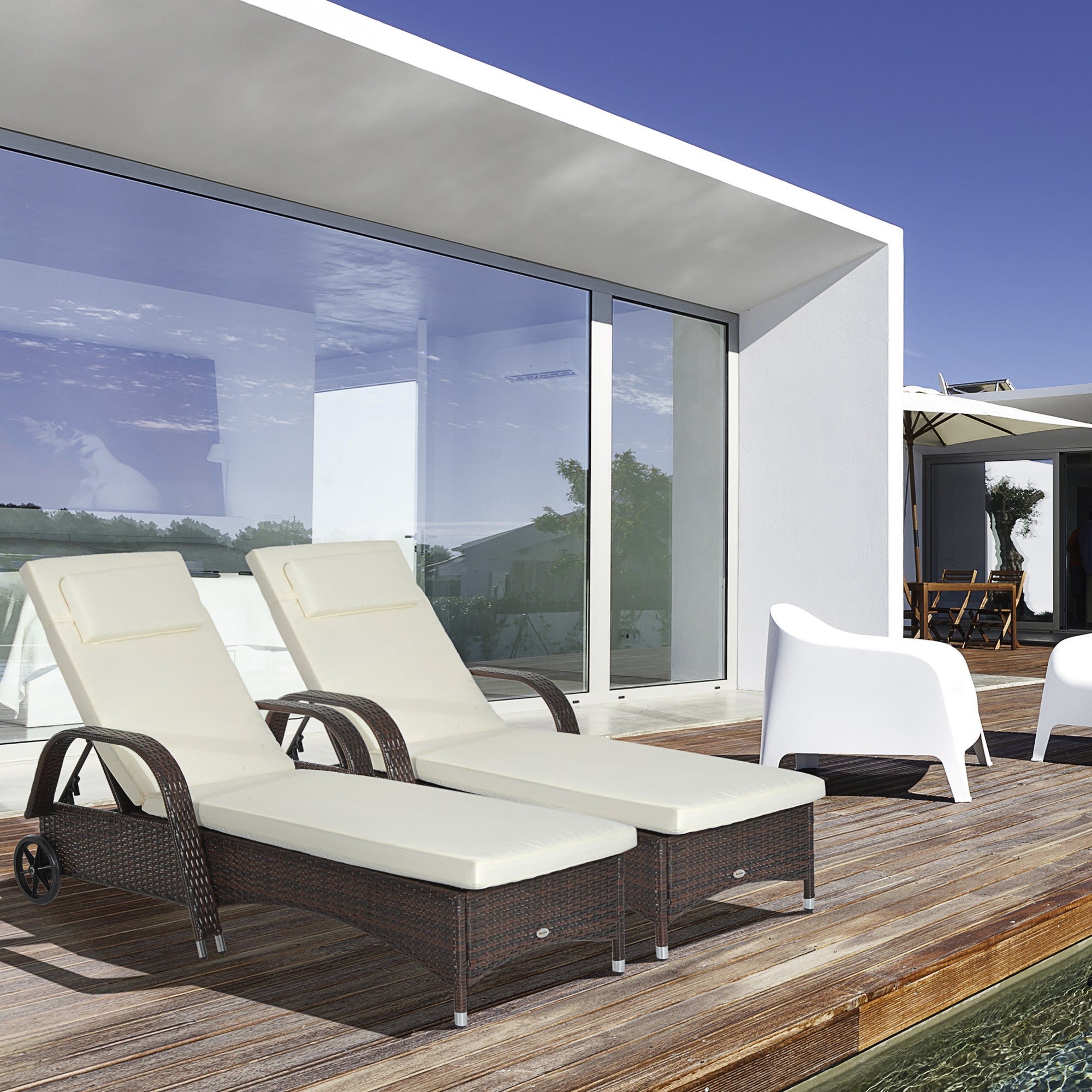Outsunny Conjunto de 2 Tumbonas de Ratán de Jardín Chaise Longue con Respaldo Ajustable en 5 Posiciones Cojines Acolchados Reposacabezas y 2 Ruedas 200x73x56-103 cm Crema y Marrón