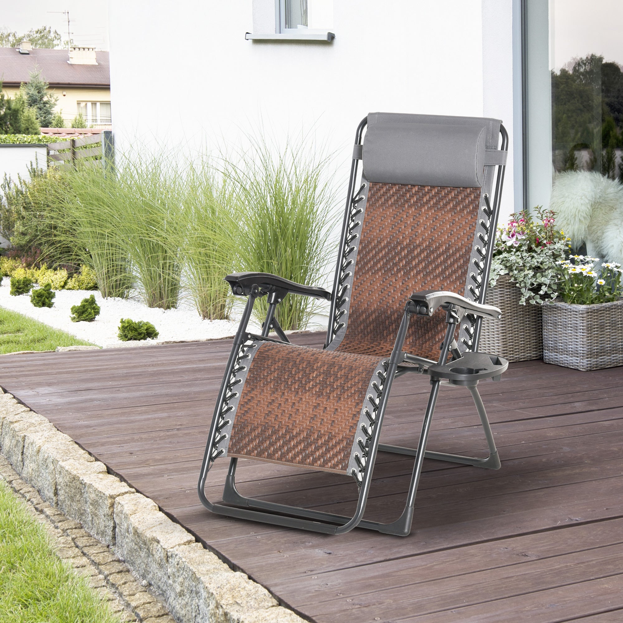 Outsunny Tumbona Plegable de Ratán con Respaldo Ajustable Reposacabezas Extraíble Portavasos y Soporte para Teléfono Jardín Terraza al Aire Libre 65x70x110 cm Marrón