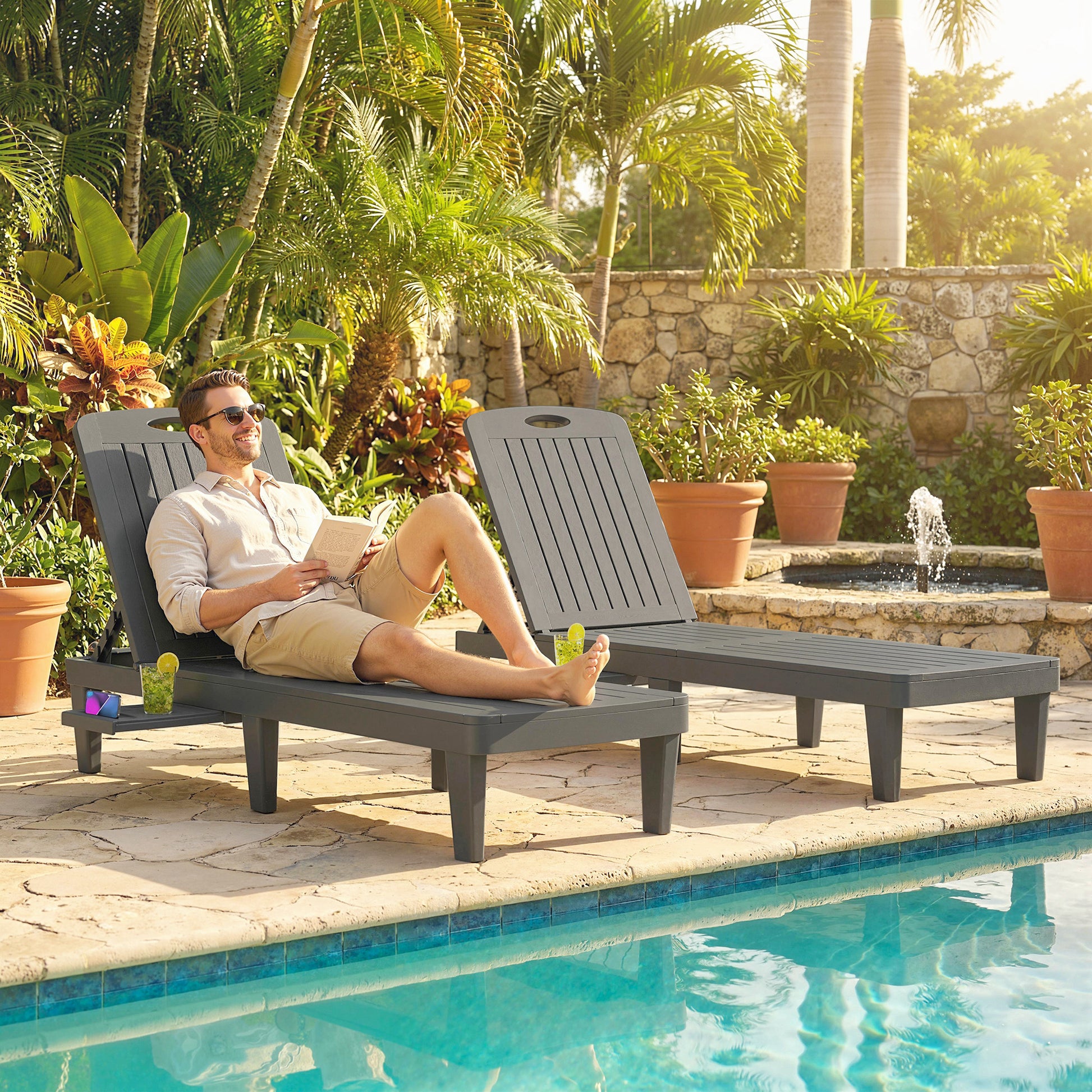Outsunny Pack de 2 Tumbonas de Jardín Exterior, Tumbonas Reclinables de Plástico PP con Bandeja Lateral, Respaldo Ajustable de 5 Niveles, Resistentes a la Intemperie, para Playa, Piscina, Gris
