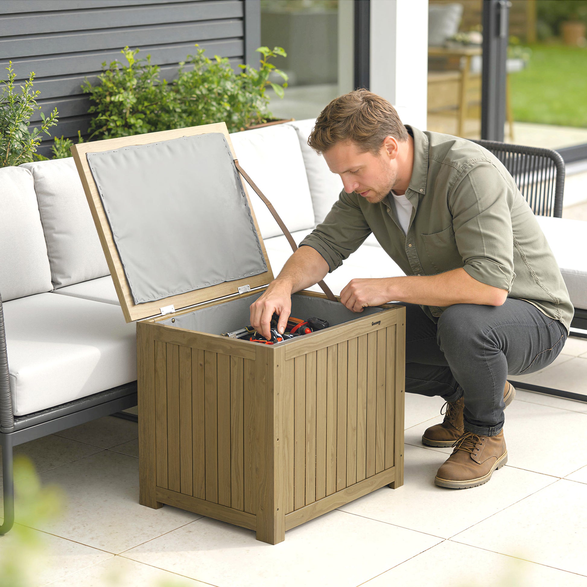 Outsunny Arcón Exterior de Madera, 130L, Baúl Almacenaje Exterior con Forro, Tapa con Bisagras y Correa, Impermeable, Resistente a la Intemperie, para Jardín, Terraza, Patio, 63x51x58,5 cm, Marrón
