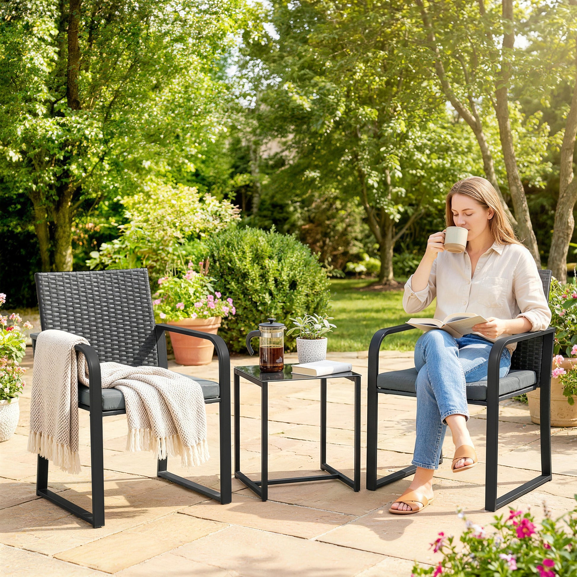 Outsunny Conjunto de Jardín Exterior de 3 Piezas, Muebles Jardín Exterior de Ratán con 2 Sillas con Cojines, Tela Textilene y Mesa de Vidrio Templado, Resistente a Intemperie, para Balcón, Patio, Gris