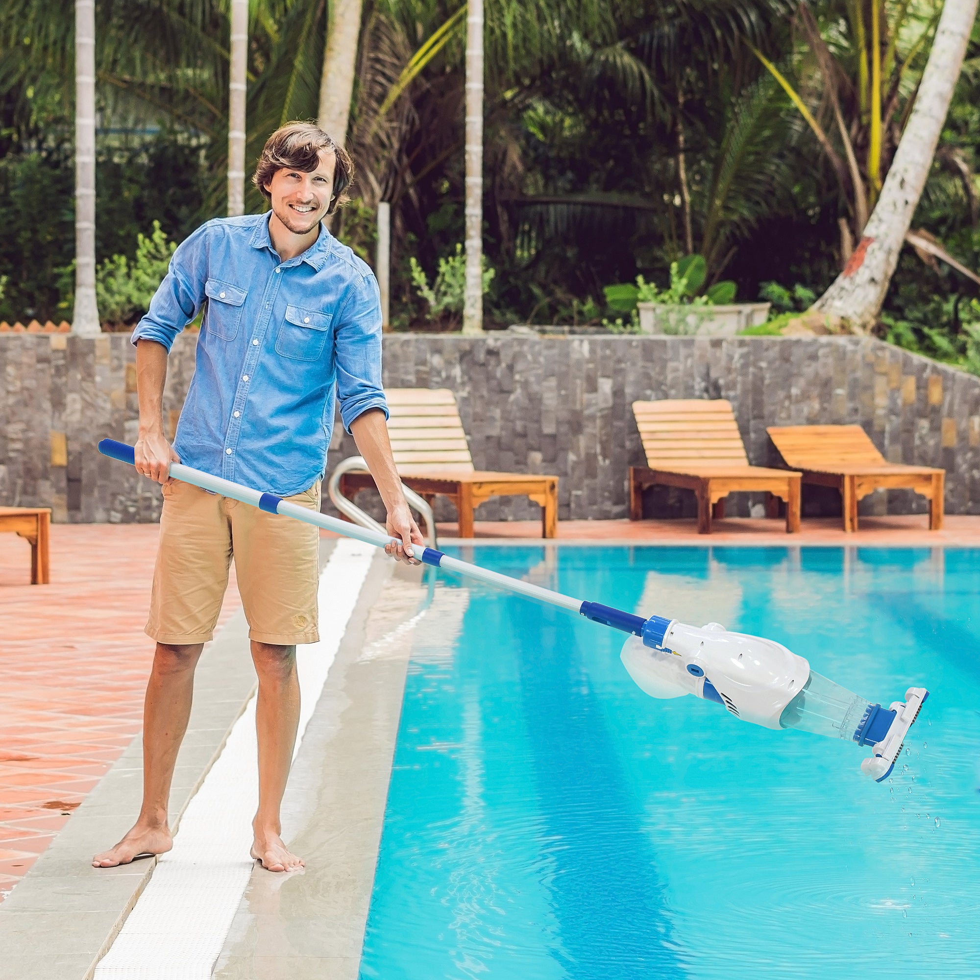 Outsunny Aspirador Limpiafondos para Piscina Manual Eléctrico Autonomía 45 Minutos con Poste Telescópico 54-113 cm Cepillo y Bolsa de Malla para Estanques Spas 161x20x17 cm Blanco