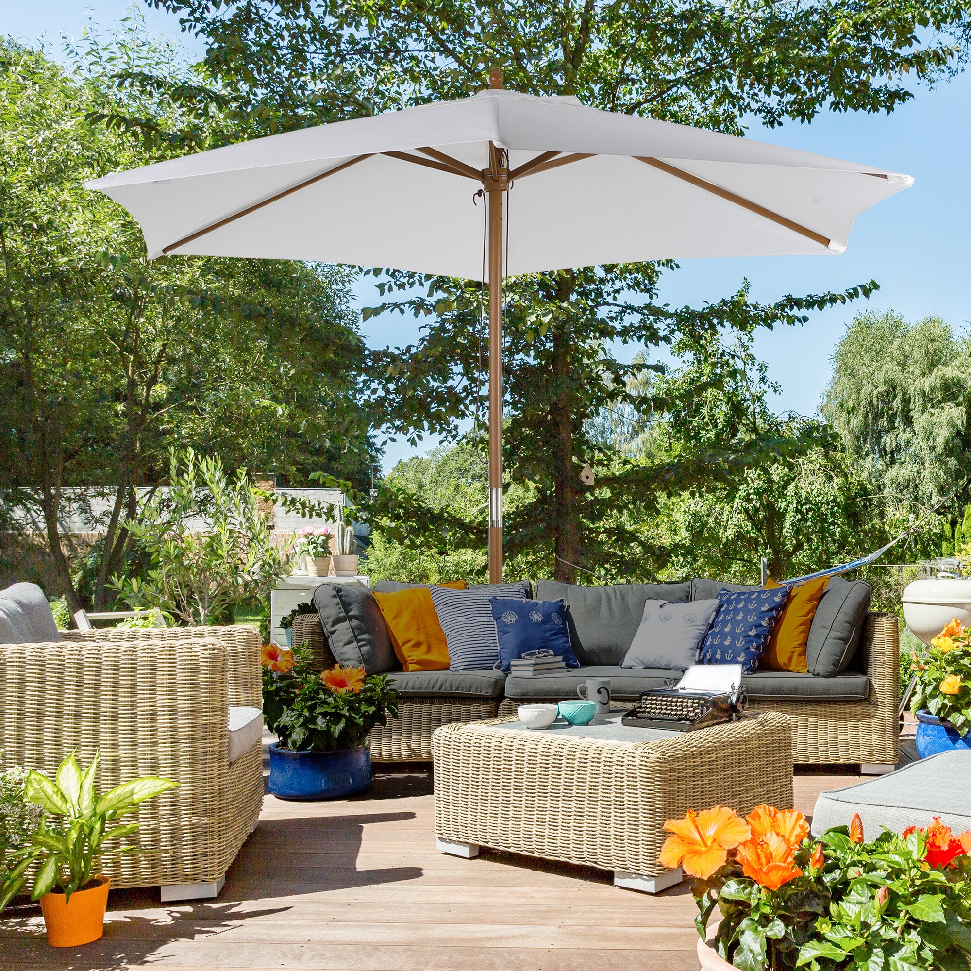 Outsunny Sombrilla de Jardín Ø250x230 cm Parasol de Terraza con 6 Varillas Poste Desmontable Anti-UV Impermeable y Marco de Madera para Playa Patio Blanco