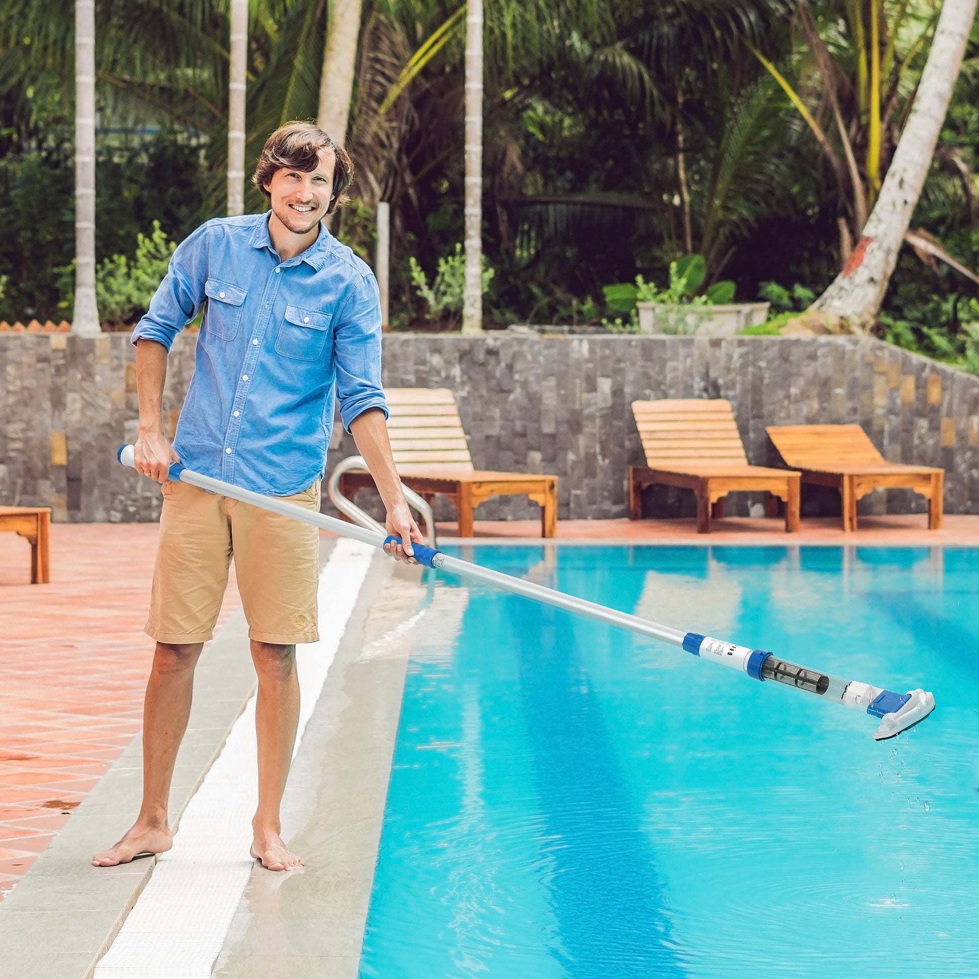Outsunny Limpiafondos para Piscina Manual Aspirador de Piscina Eléctrico Autonomía 45 Minutos con Poste Telescópico 150-210 cm Cepillo y 2 Ruedas para Estanques 210x17x7 cm Plata