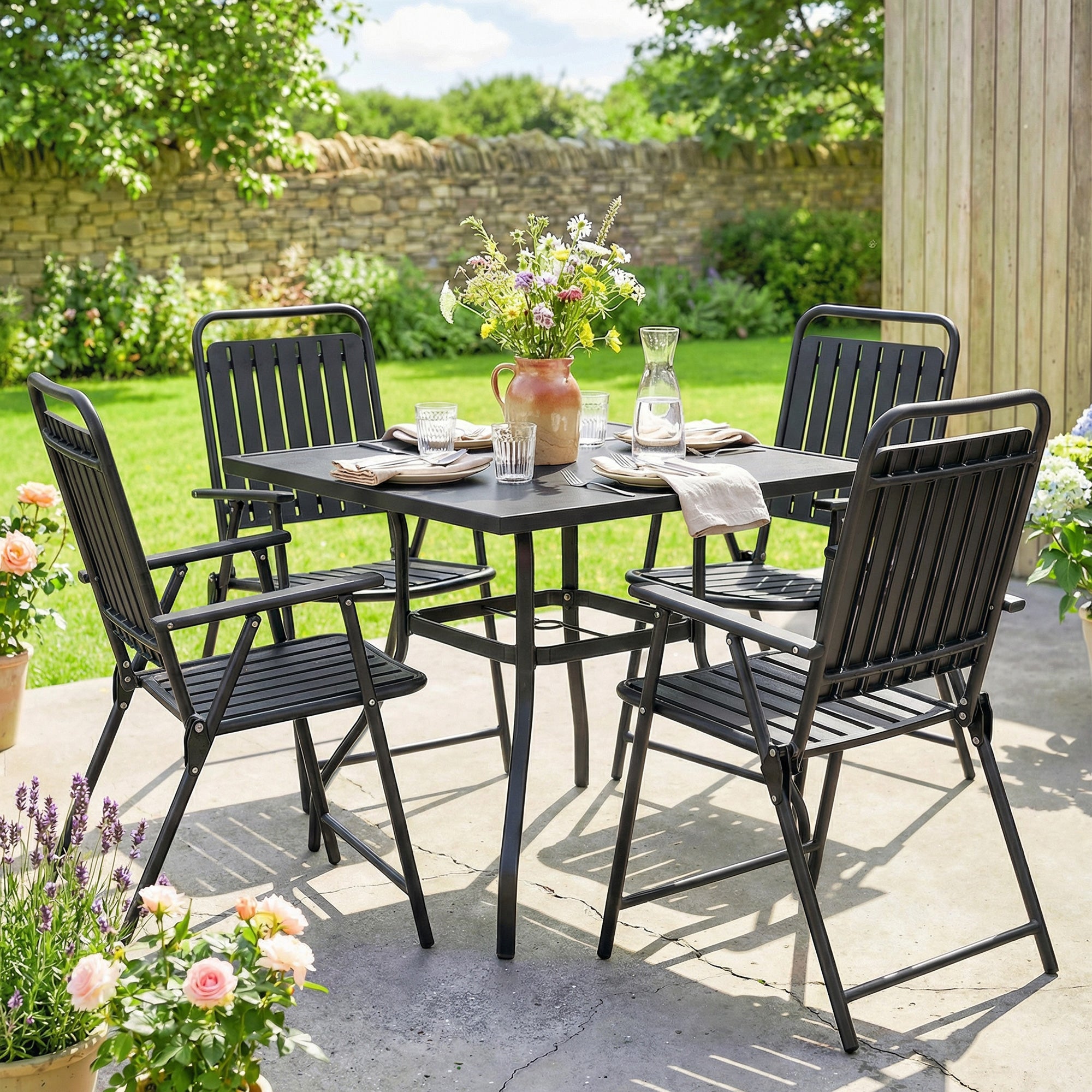 Outsunny Juego de 4 Sillas de Jardín Exterior Plegables, Sillas Terraza Exterior con Reposabrazos, Respaldo y Asiento de PP, Marco Metálico, 55x63x93 cm, Negro