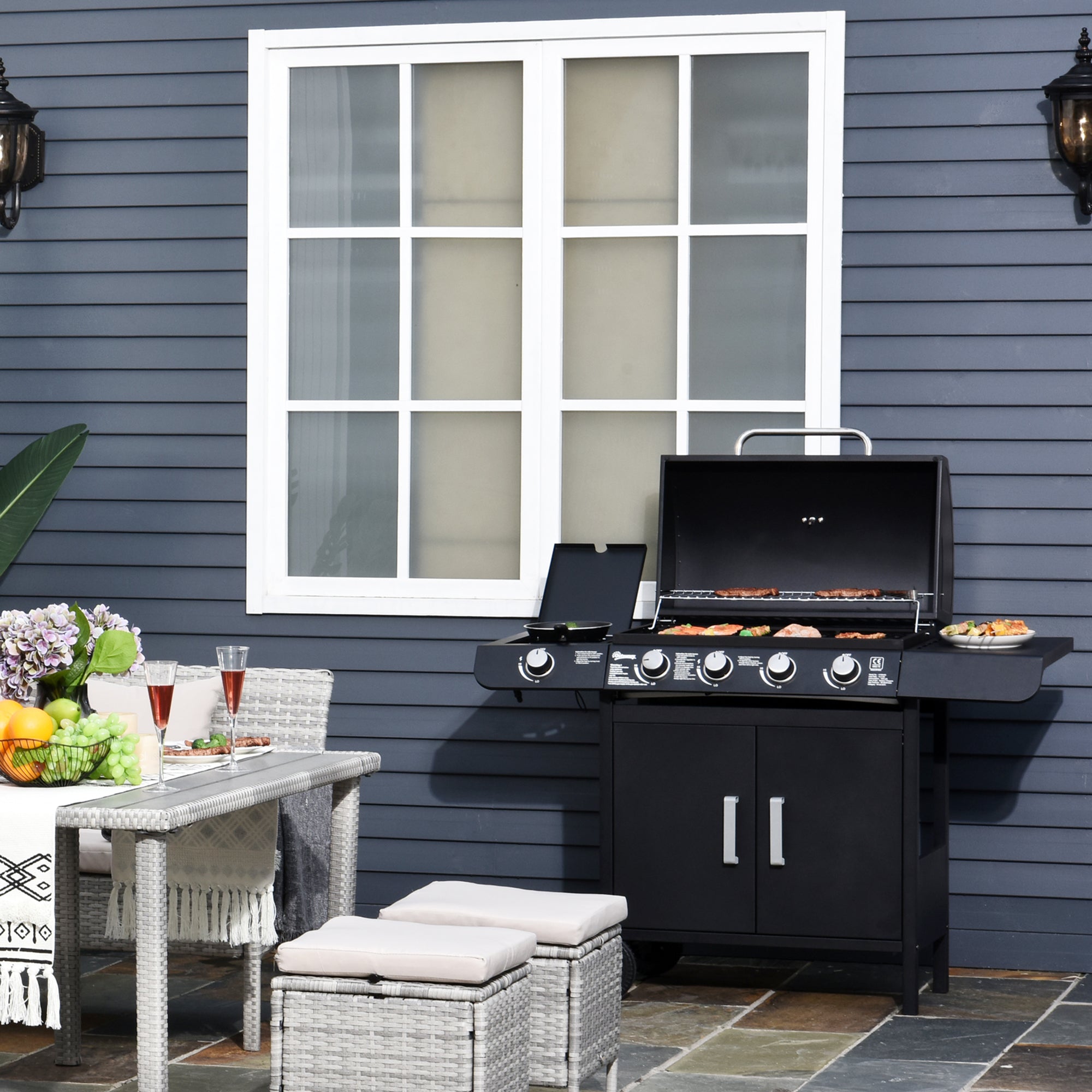 Outsunny Barbacoa de Gas con 4+1 Quemadores 14,4 KW Mesas Laterales Armario de Almacenaje Termómetro y 2 Ruedas Acero Inoxidable BBQ 125x51x100 cm Negro