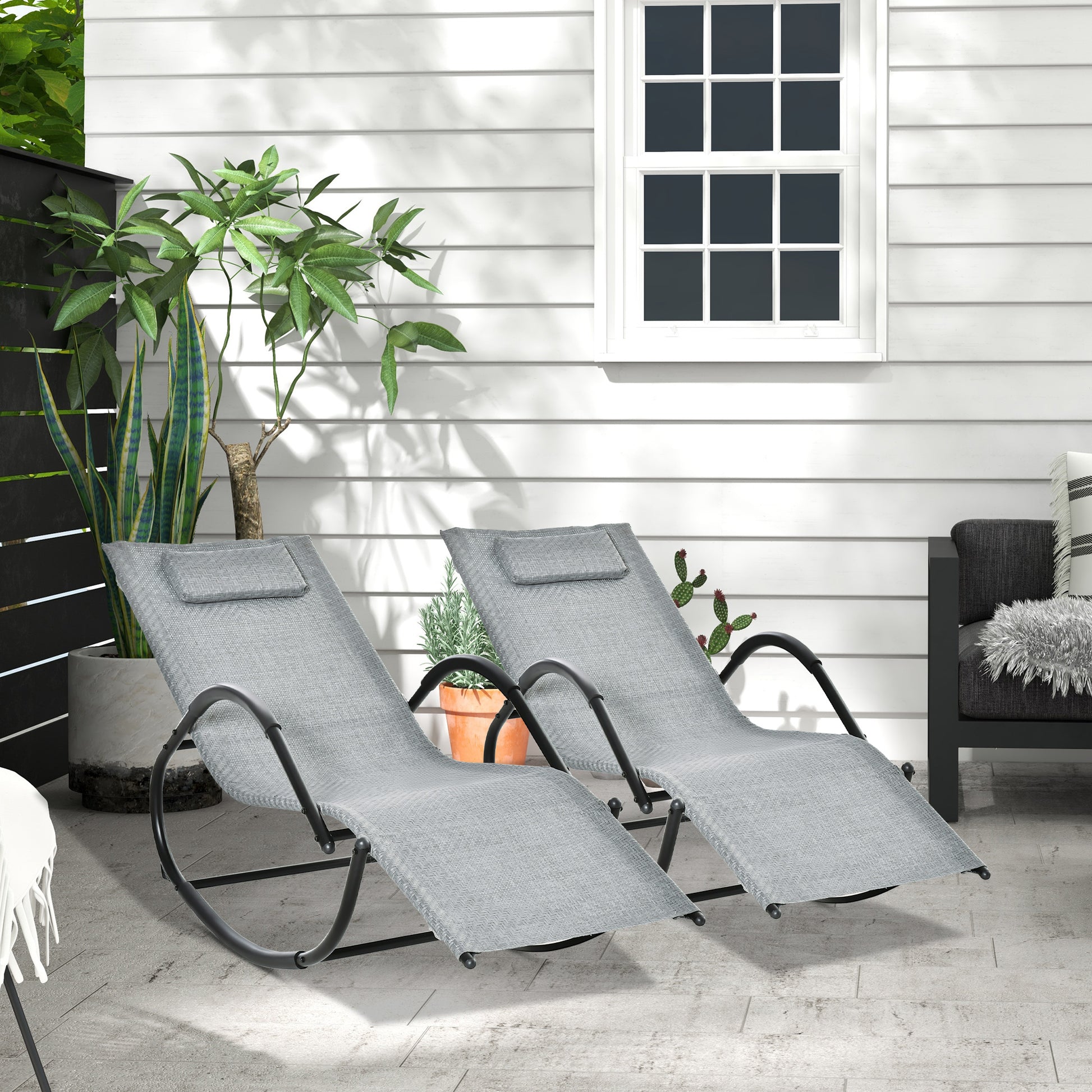 Outsunny Conjunto de 2 Mecedoras de Exterior Tumbonas Mecedoras con Reposabrazos Reposacabezas y Efecto de Ratán Carga 160 kg para Jardín Terraza 160x61x79 cm Gris