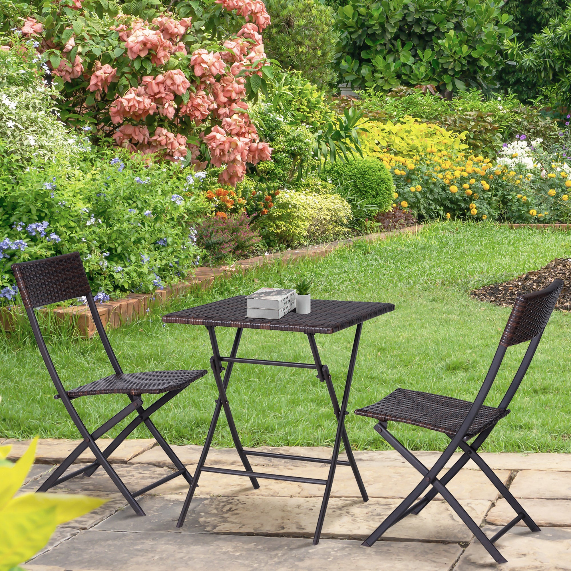 Outsunny Conjunto de Muebles de Jardín Plegable de 3 Piezas Juego de Sillas y Mesa de Ratán para Patio Balcón Jardín Diseño Trenzado Elegante Mesa de 60x60x72 cm Marrón