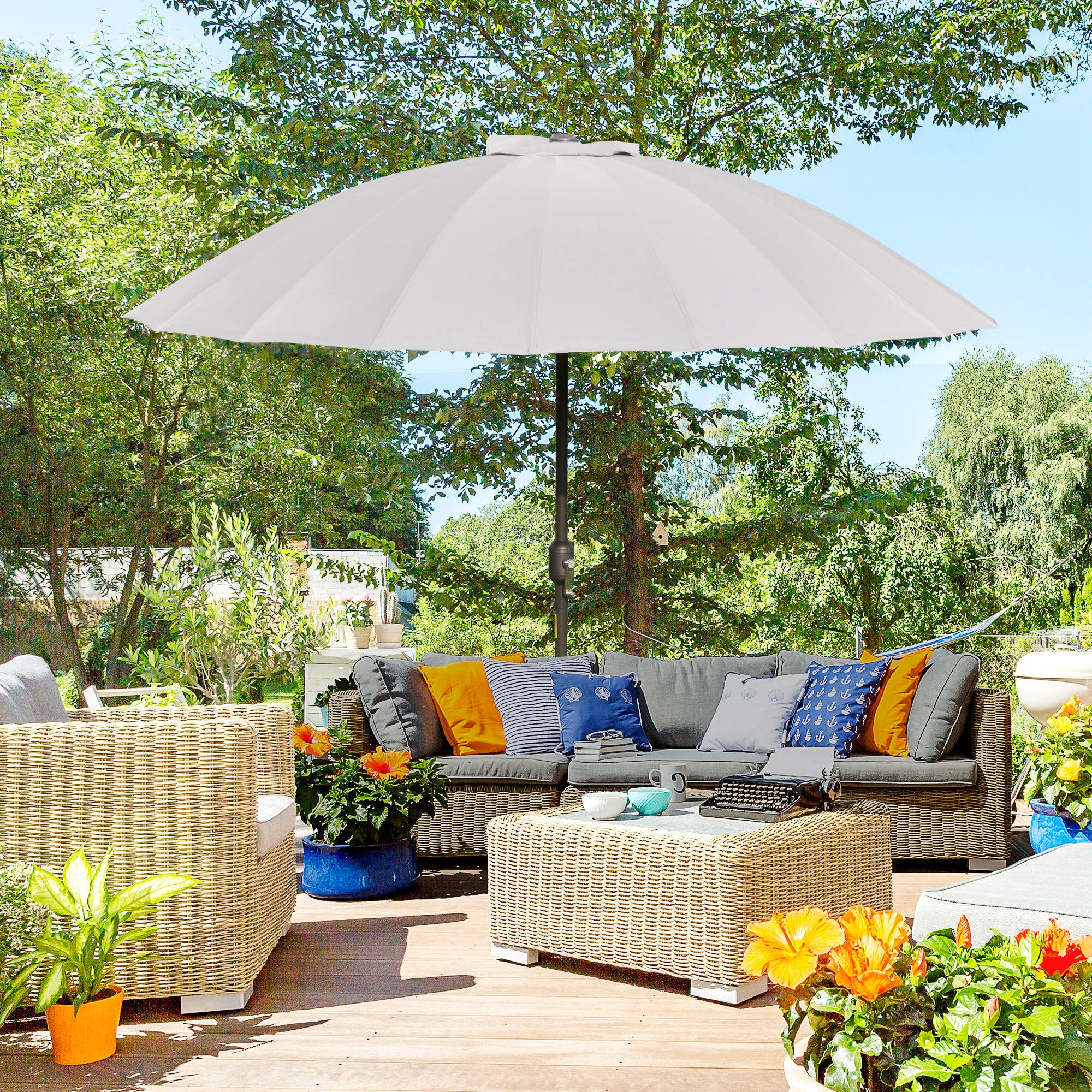 Outsunny Sombrilla Terraza Exterior Ø250 cm Sombrilla de Jardín con Ángulo Inclinable 18 Varillas y Manivela Impermeable Parasol para Patio Terraza Gris Claro