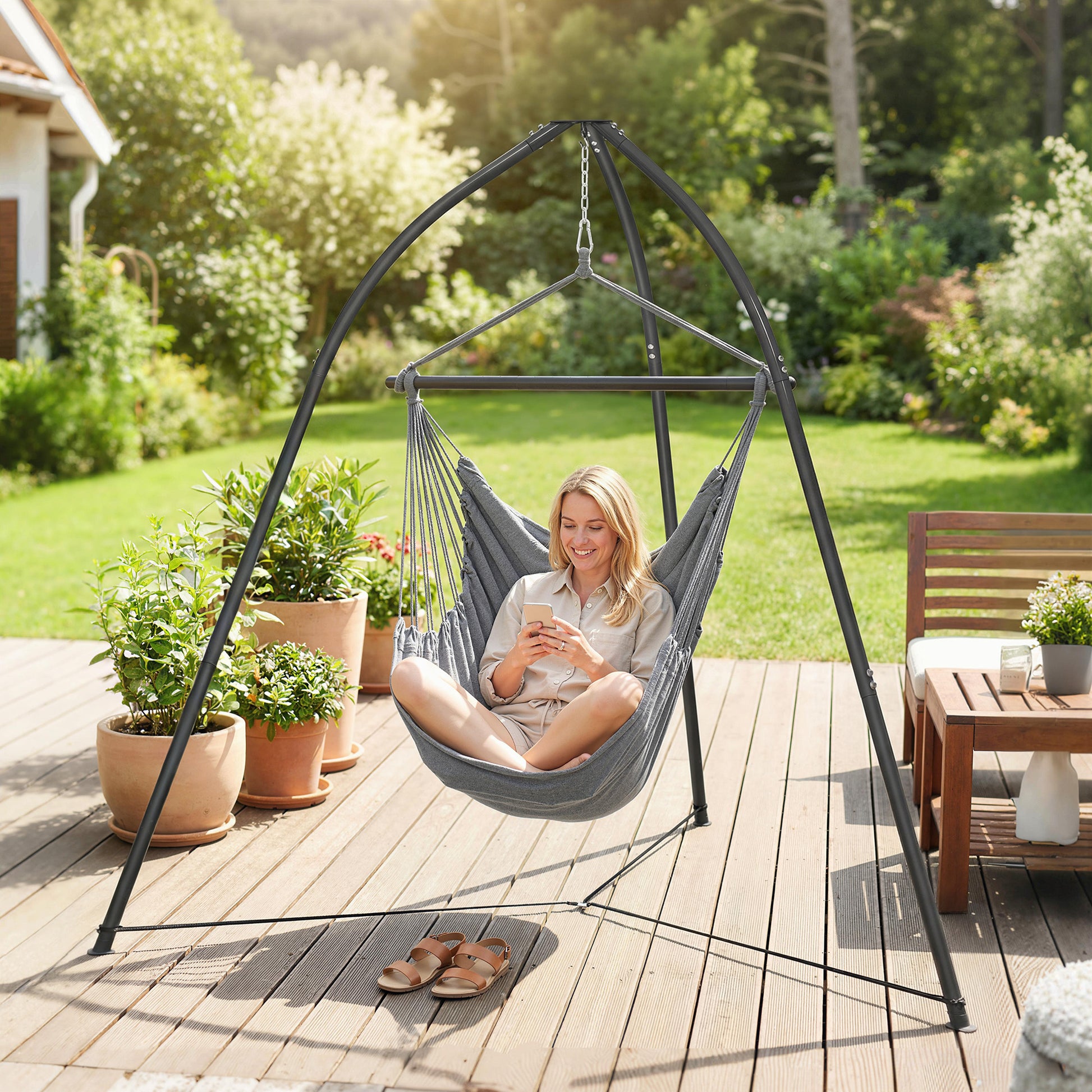 Outsunny Soporte para Silla Colgante Triangular Altura 210 cm, con Cadena Ajustable, Base Estable, Resistente a la Intemperie, Estructura de Silla Colgante para Patio, Jardín, Carga 150 kg, Negro