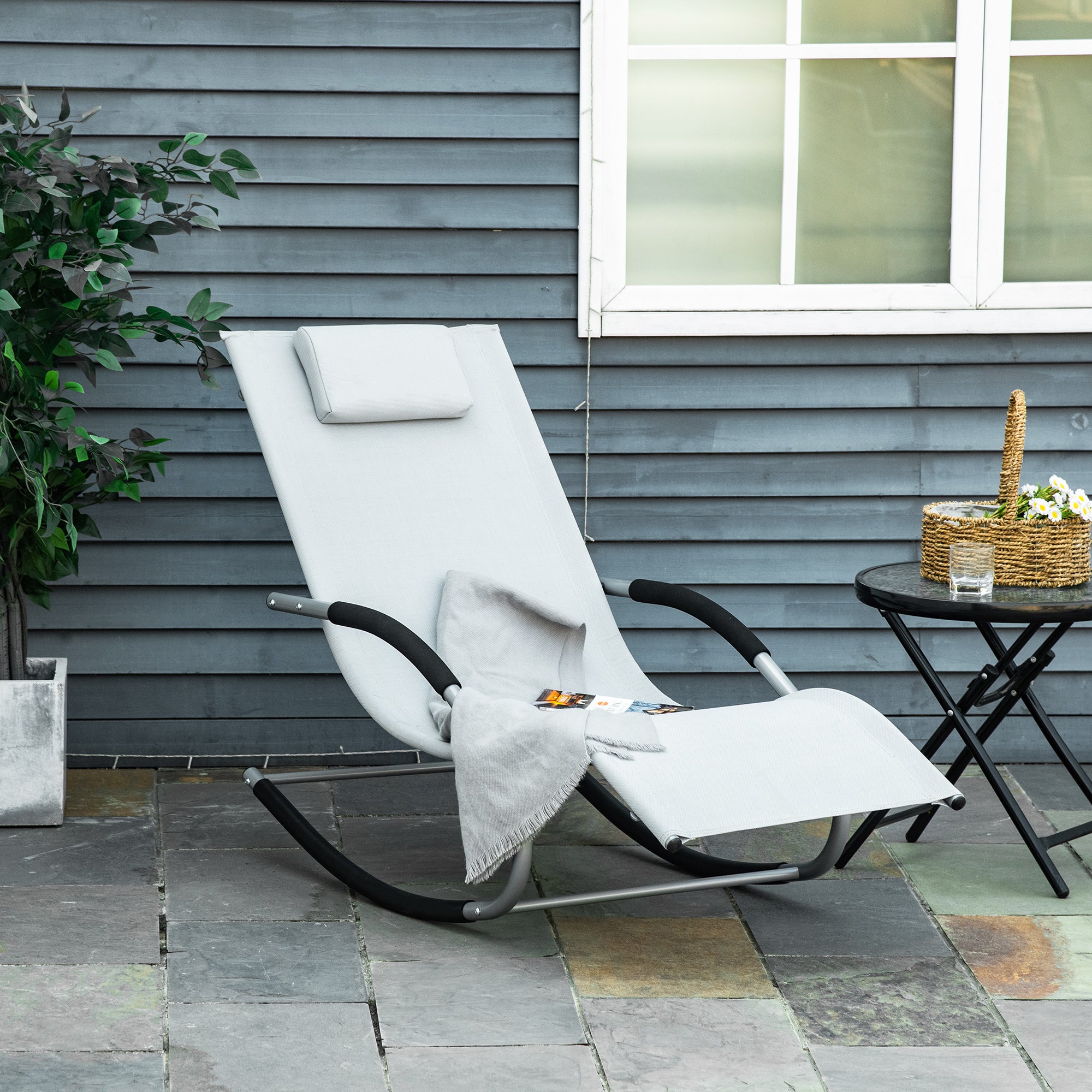 Outsunny Mecedora de Jardín Tumbona Mecedora con Reposacabezas Reposabrazos y Marco Metálico Carga 120 kg para Playa Patio Terraza 63x144x84 cm Gris