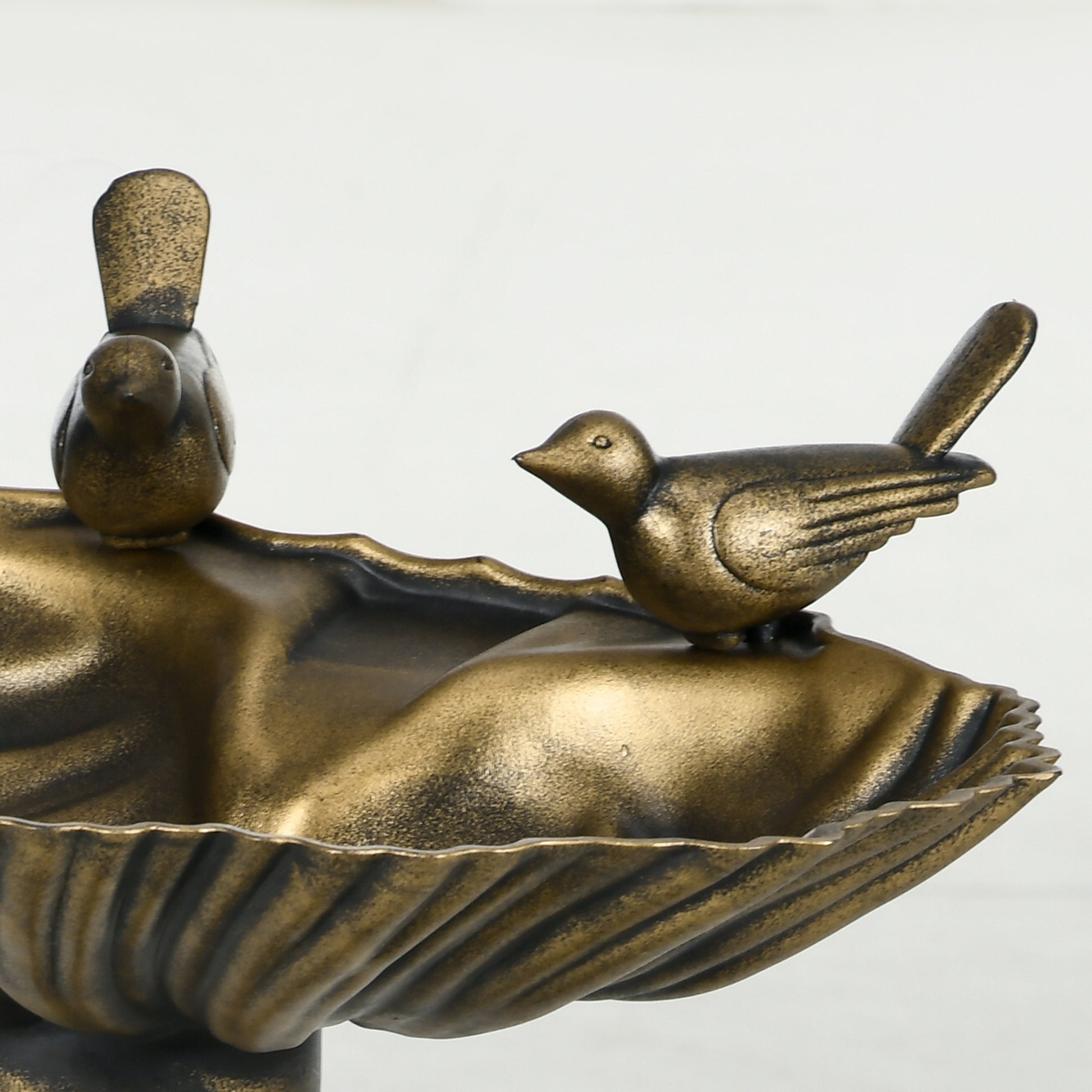 Outsunny Baño para Pájaros de Jardín al Aire Libre, Altura 81 cm, Comedero para Pájaros con Base de Pedestal, Diseño de Concha y Acabado Envejecido, Ligero y Resistente, Bebedero para Aves, Bronce