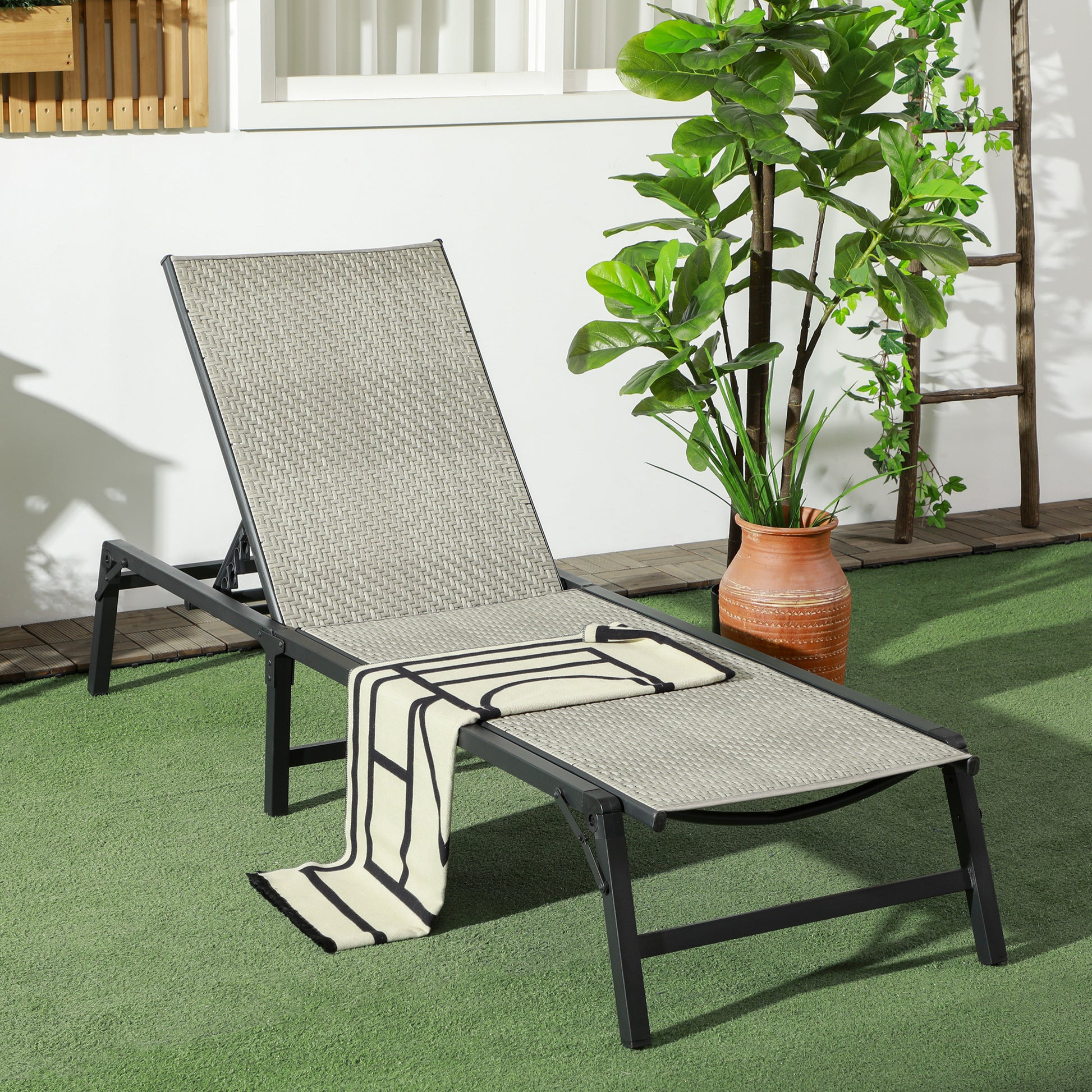 Outsunny Tumbona de Ratán Reclinable Plegable Tumbona de Jardín con Respaldo Ajustable en 5 Niveles y Marco de Acero Carga 150 kg para Patio Terraza Gris Claro Degradado
