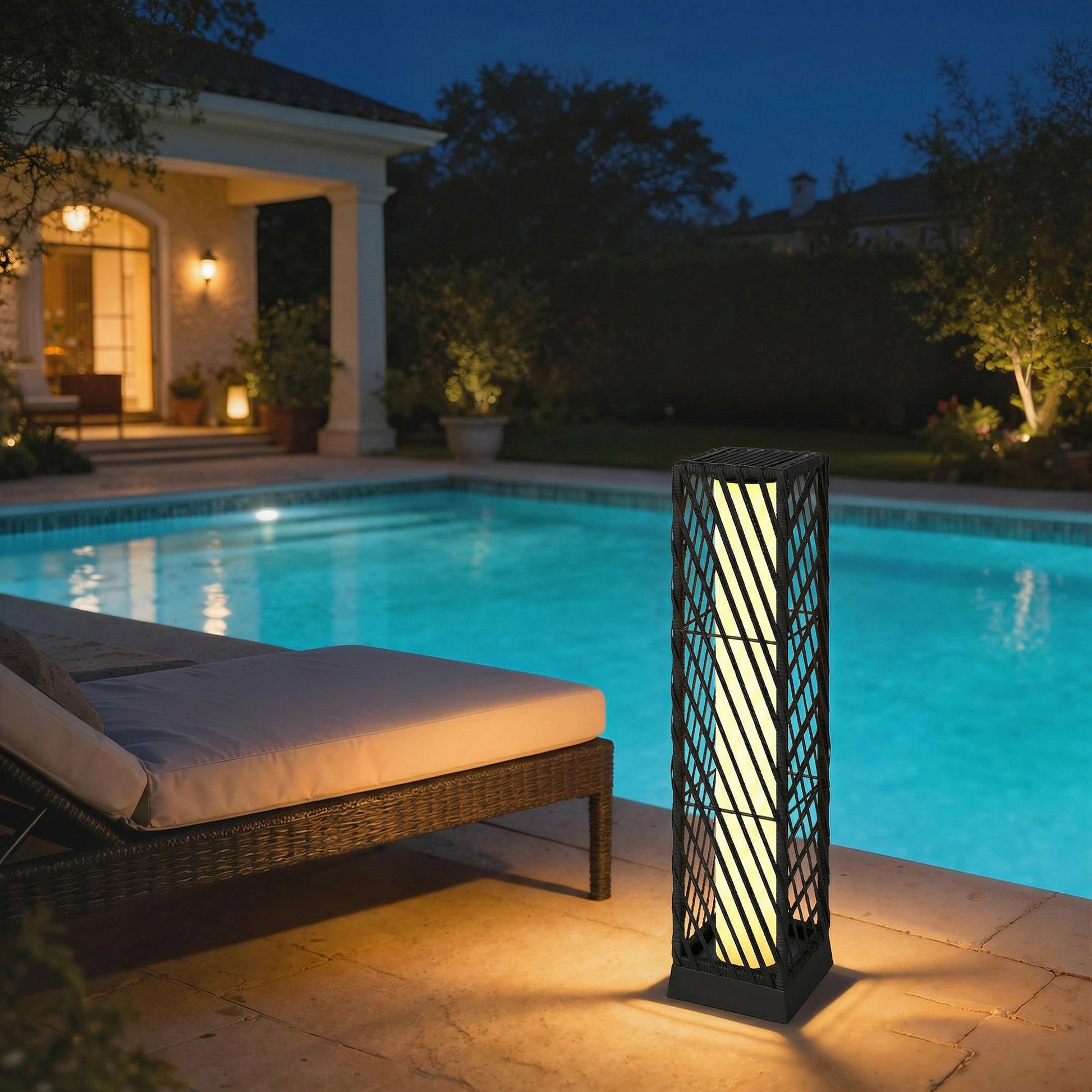Outsunny Linterna de Jardín de Ratán, Farola Solar Exterior con Luces LED Encendido y Apagado Automático, Impermeable, IP44, Lámpara de pie para Terraza, Balcón, Patio, 16x16x68 cm, Negro