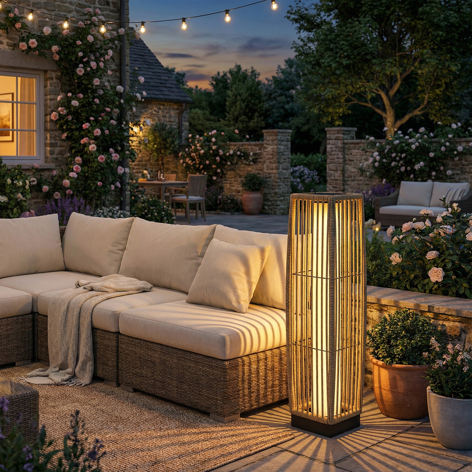 Outsunny Linterna de Jardín de Ratán, Farola Solar Exterior con Luces LED Encendido y Apagado Automático, Impermeable, IP44, Lámpara de pie para Terraza, Balcón, Patio, 19x19x68 cm, Arena