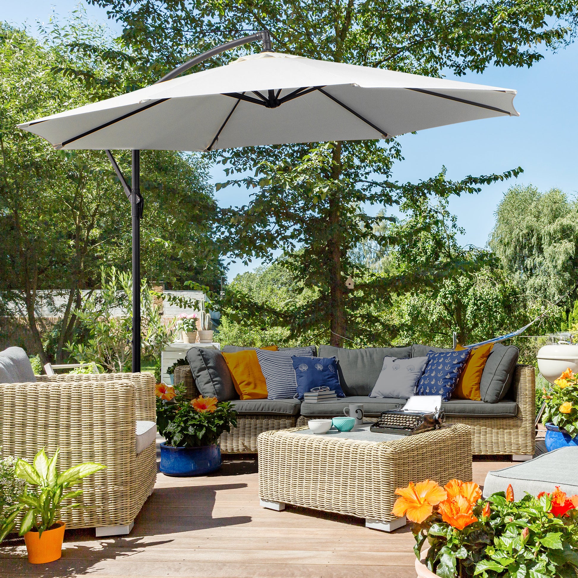 Outsunny Parasol Excéntrico Ø 295 cm Sombrilla de Jardín con Ángulo Ajustable Base Cruzada y Manivela Sombrilla para Terraza Patio Crema