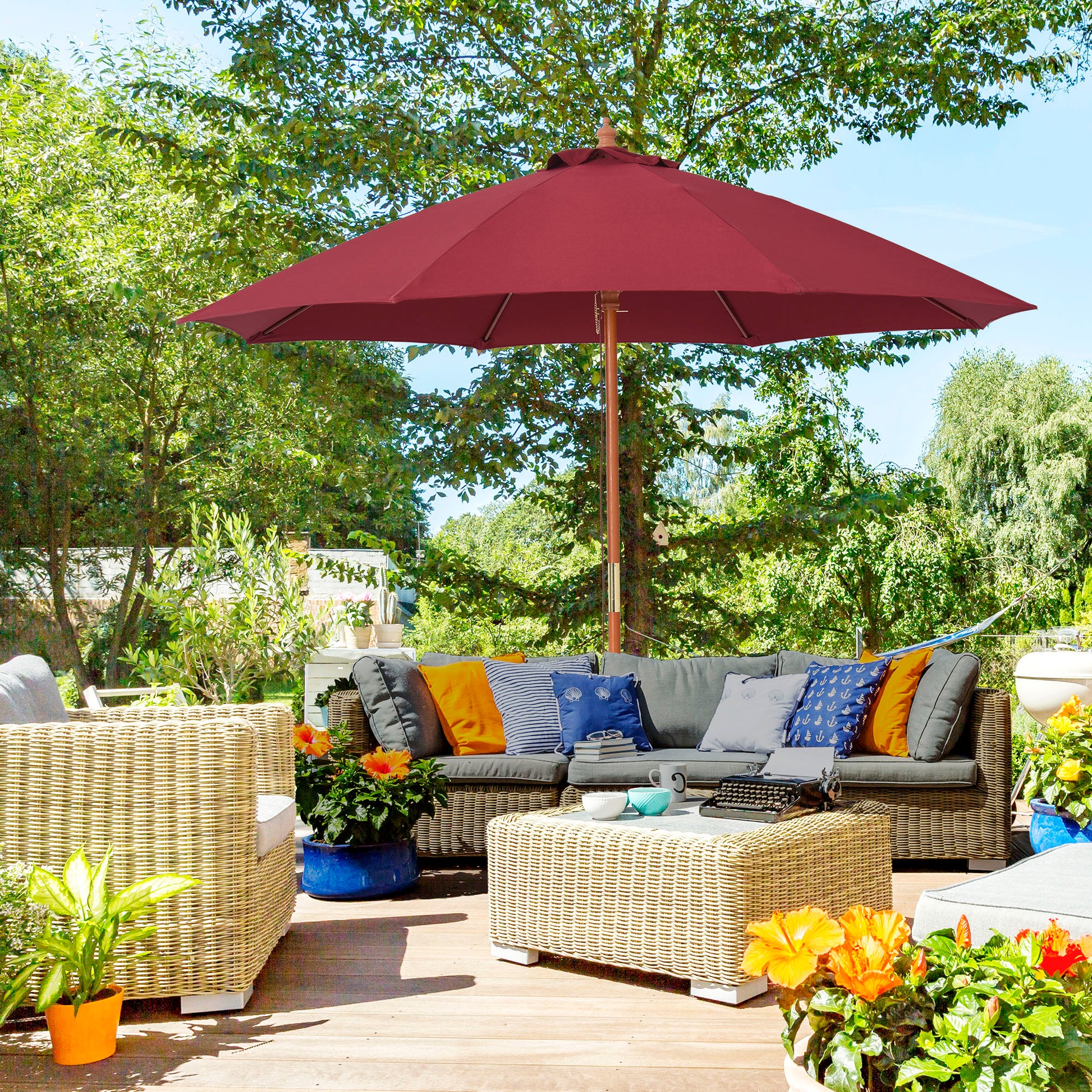 Outsunny Sombrilla Parasol con Poste Desmontable de Madera Ángulo Ajustable Ventilación Sistema de Polea para Exterior Jardín Patio Piscina Terraza Ø257x253 cm Rojo Vino