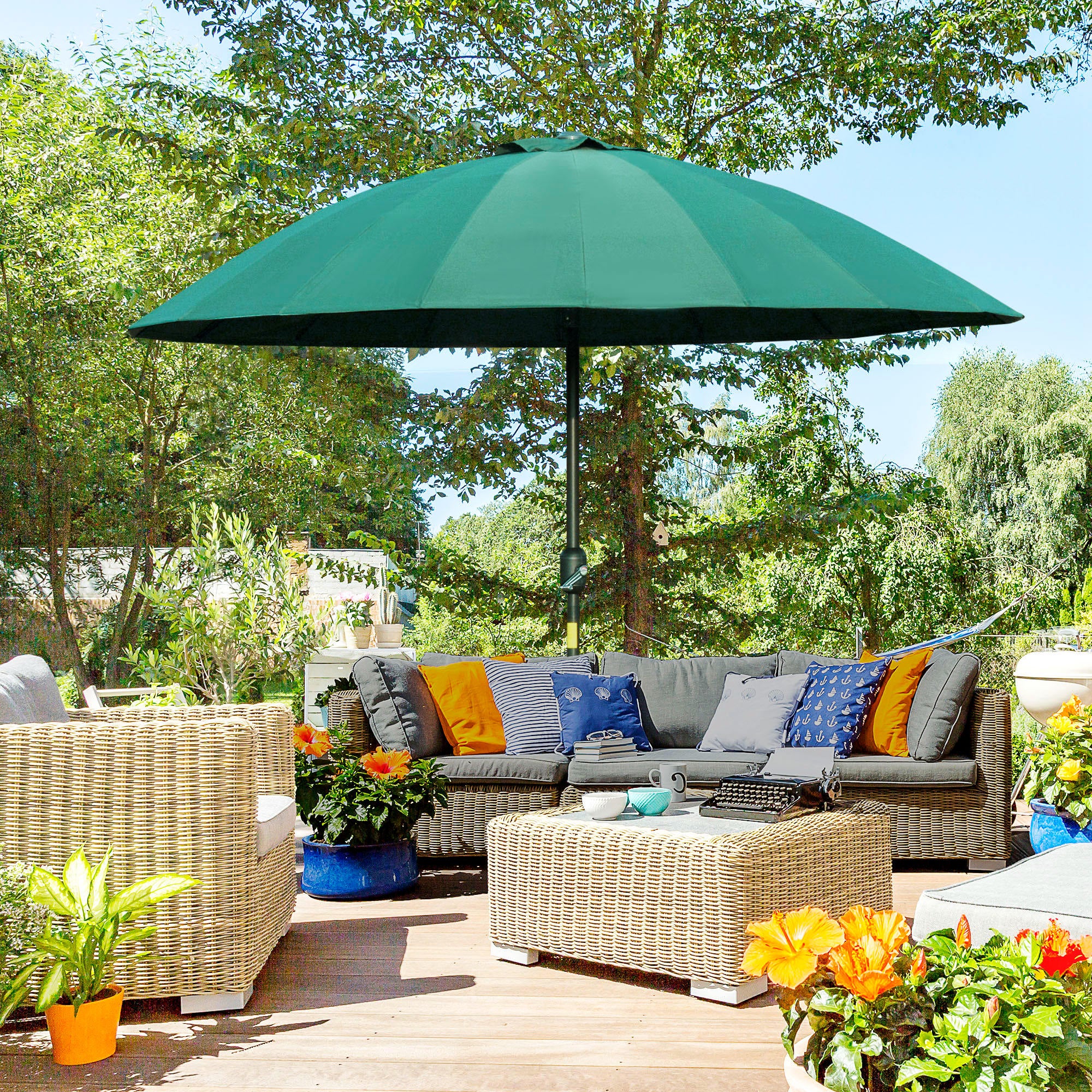 Outsunny Sombrilla Terraza Exterior Ø250 cm Sombrilla de Jardín con Ángulo Inclinable 18 Varillas y Manivela Impermeable Parasol para Patio Terraza Verde