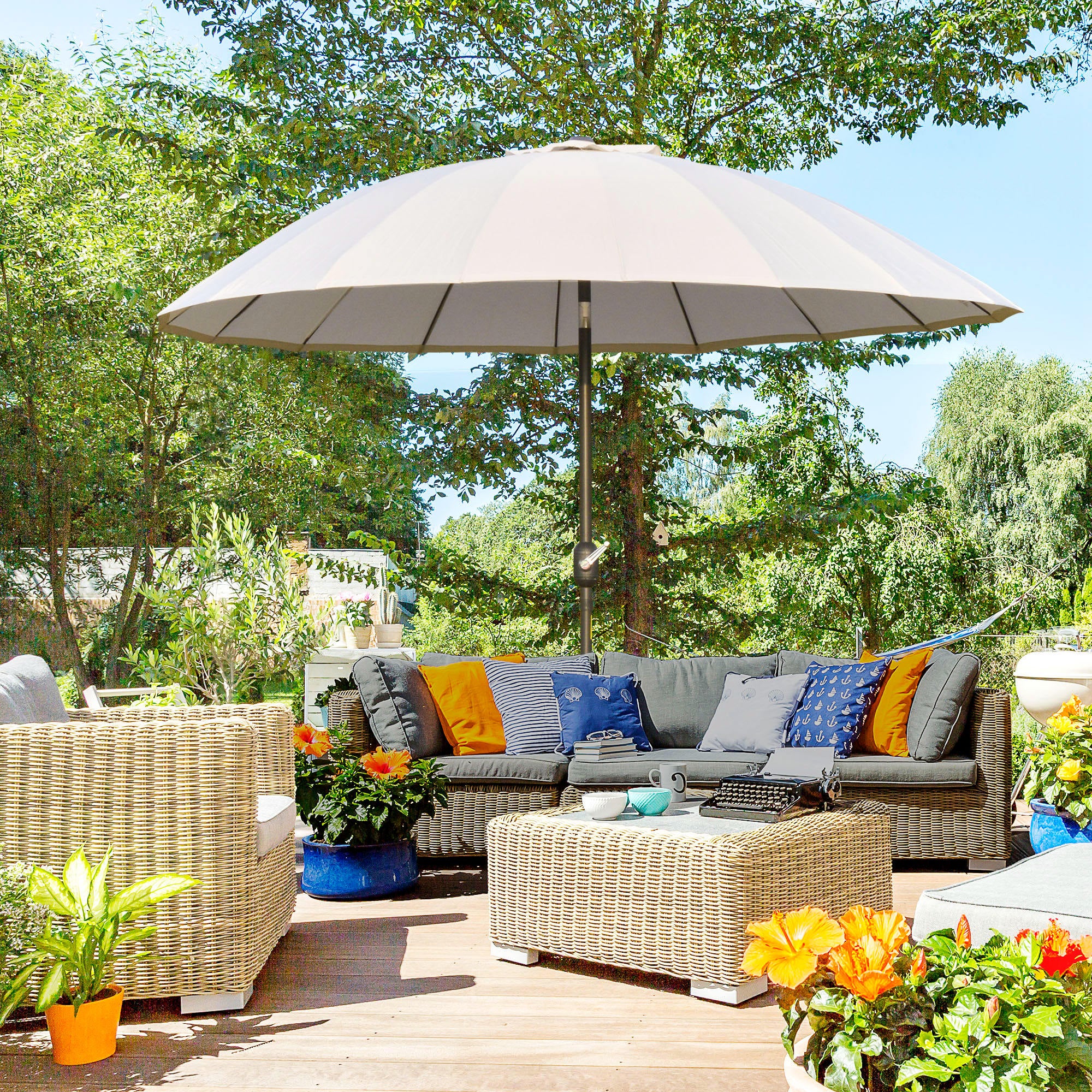 Outsunny Sombrilla Terraza Exterior Ø250 cm Sombrilla de Jardín con Ángulo Inclinable 18 Varillas y Manivela Impermeable Parasol para Patio Terraza Crema