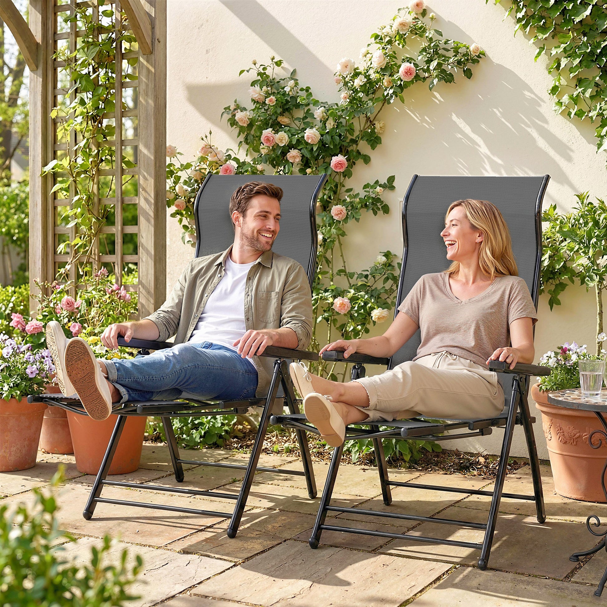 Outsunny Pack de 2 Sillas Plegables Reclinables, Sillas de Jardín Exterior con Respaldo Alto Curva Ajustable en 5 Posiciones, Reposapiés Retráctil y Marco de Metal, para Patio, Playa, Gris Oscuro