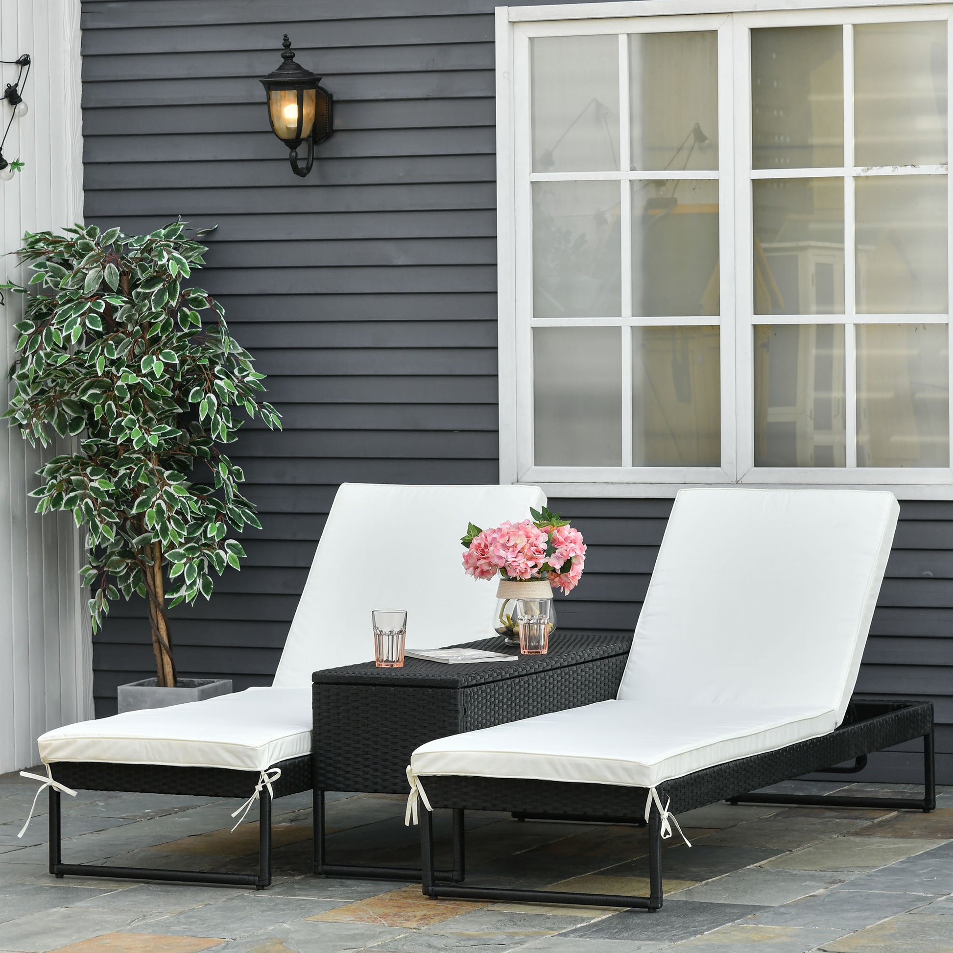 Outsunny Conjunto de 2 Tumbonas de Jardín con Cojines Acolchados Ratán con Mesa Auxiliar para Piscina o Terraza Carga 160 kg 195x60x86 cm Acero Negro