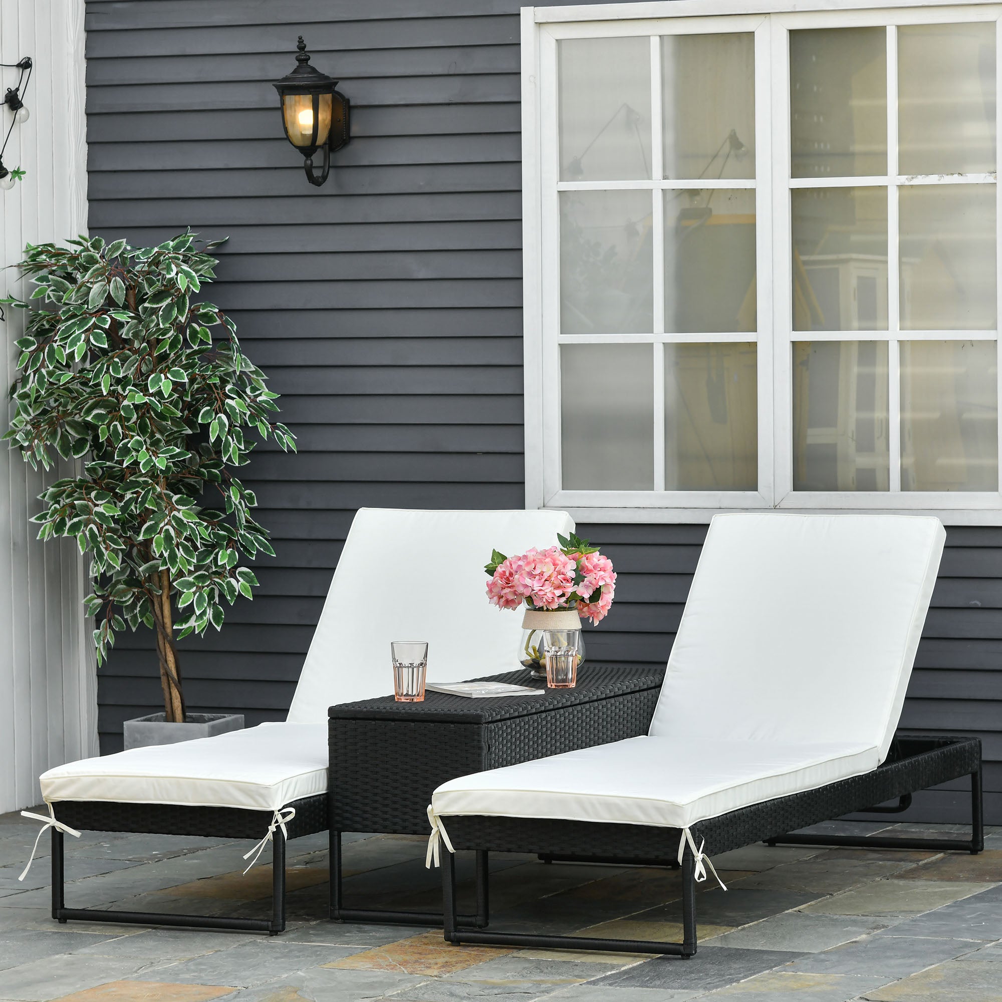 Outsunny Conjunto de 2 Tumbonas de Jardín con Cojines Acolchados Ratán con Mesa Auxiliar para Piscina o Terraza Carga 160 kg 195x60x86 cm Acero Negro