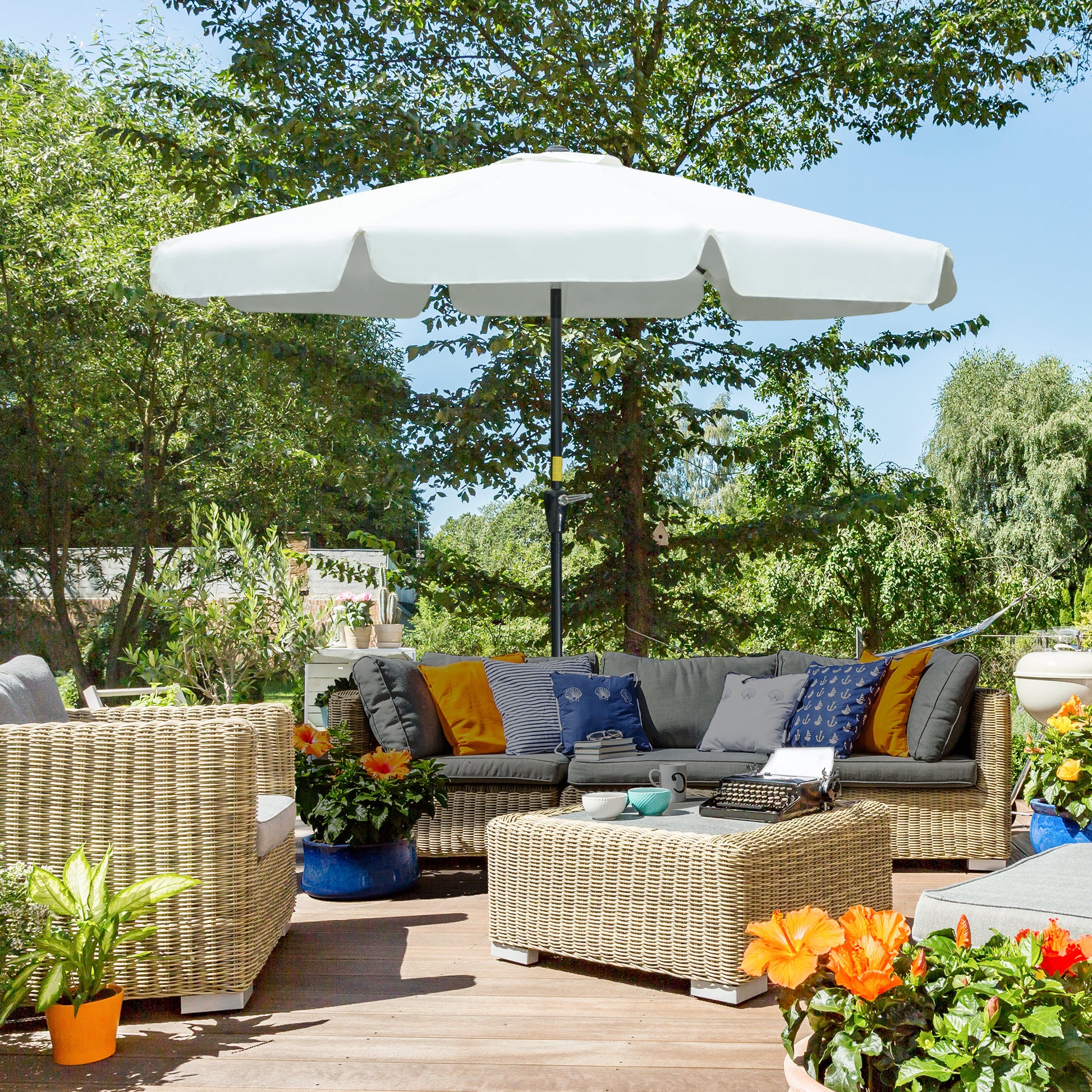Outsunny Sombrilla Terraza Exterior Ø266 cm Sombrilla de Jardín Inclinable con Protección UV50+ Poste de Aluminio y Manivela Parasol para Patio Terraza Beige