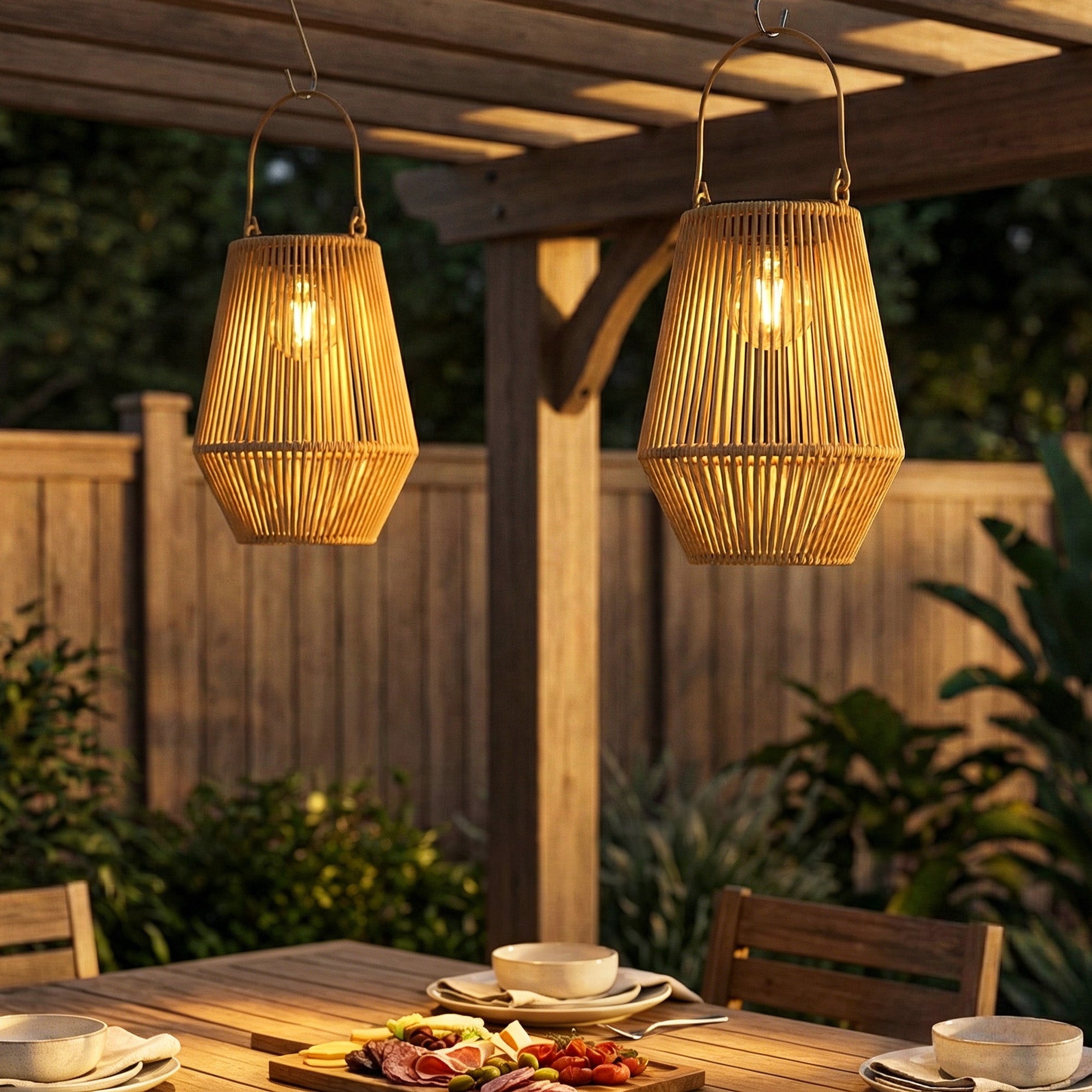 Outsunny Set de 2 Farolillos Solares Exterior, Linternas de Jardín de Ratán Colgantes con Encendido y Apagado Automático, IP44, Asa, Lámparas para Terraza, Balcón, Patio, 16x16x21 cm, Marrón