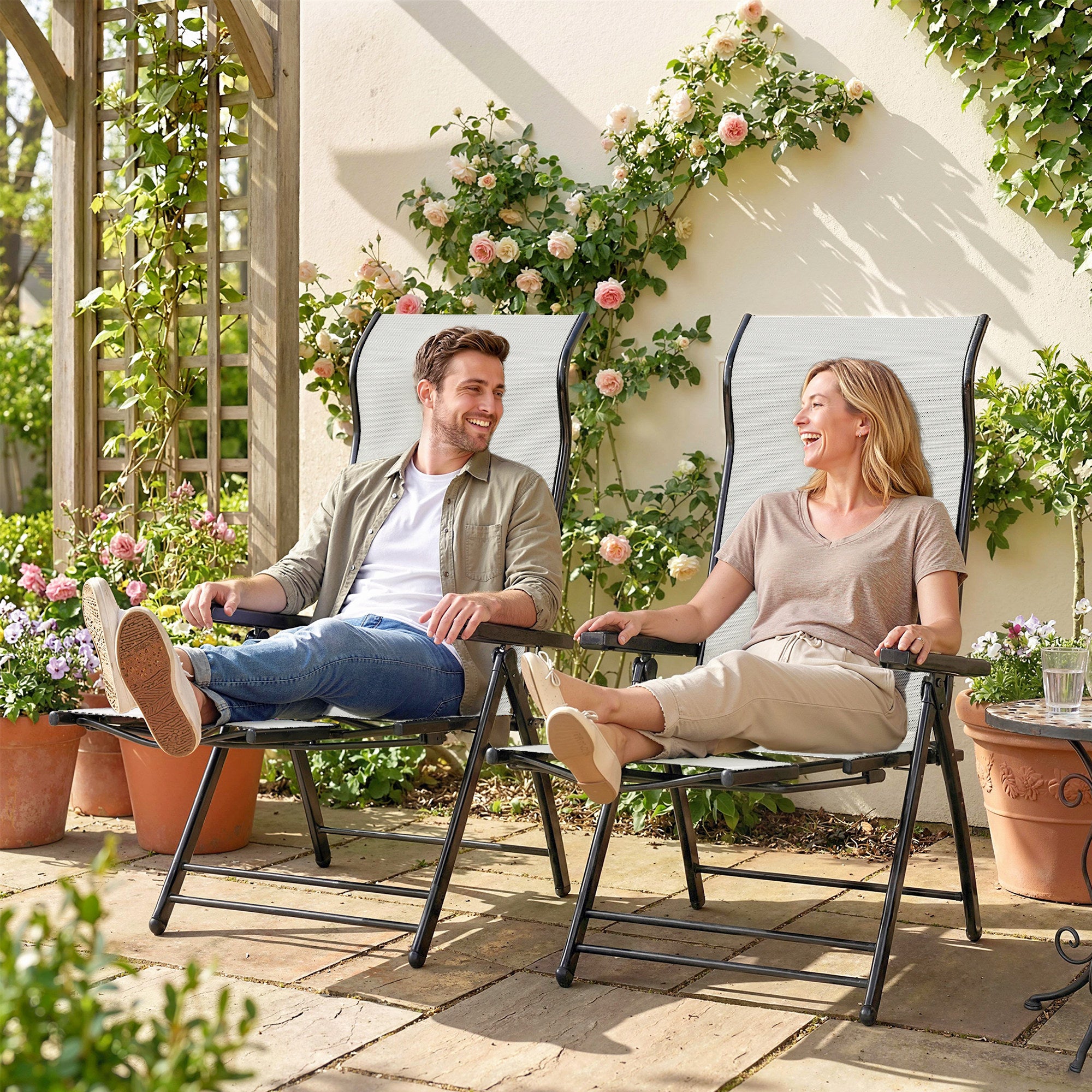 Outsunny Pack de 2 Sillas Plegables Reclinables, Sillas de Jardín Exterior con Respaldo Alto Curva Ajustable en 5 Posiciones, Reposapiés Retráctil y Marco de Metal, para Patio, Playa, Gris Claro