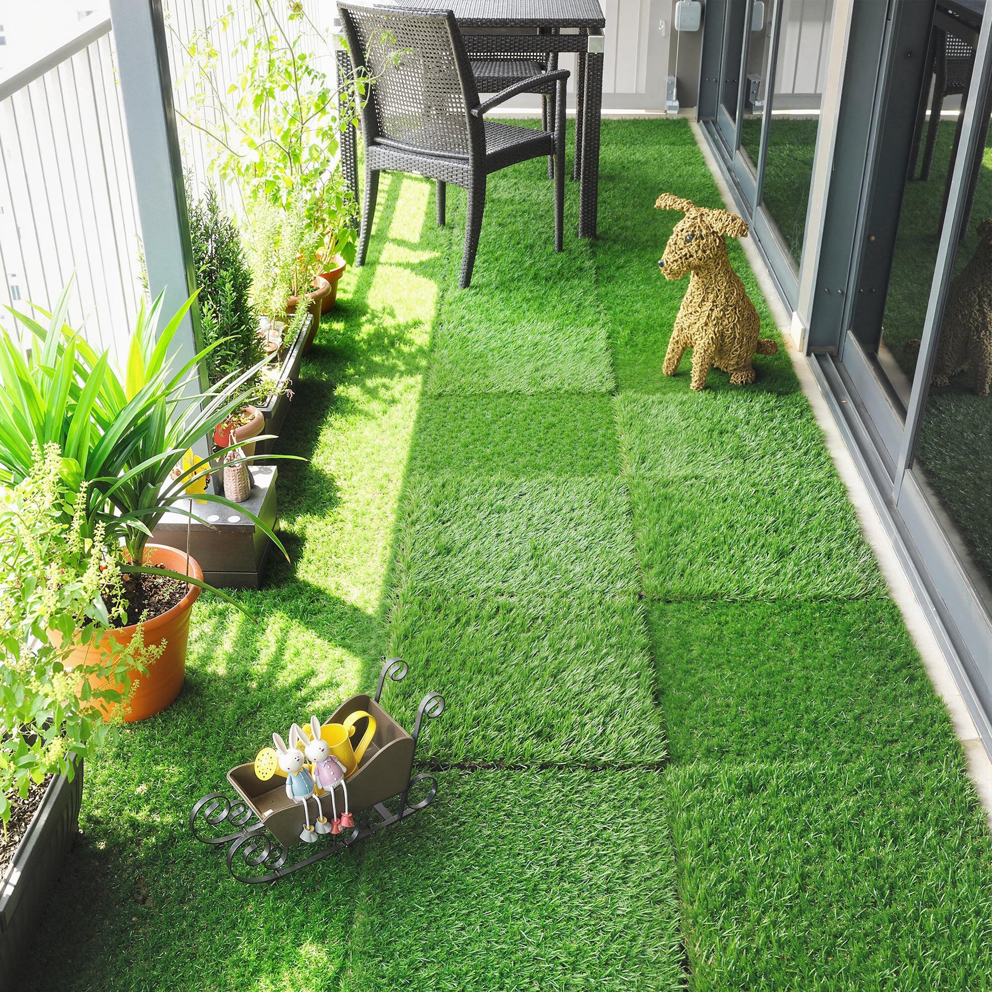 Outsunny Césped Artificial de 22 Piezas, Alfombra Césped Artificial 30x30 cm, con Altura de Hierba 25 mm, Drenaje Automático, para Jardín, Terraza, Patio, Balcón, Verde