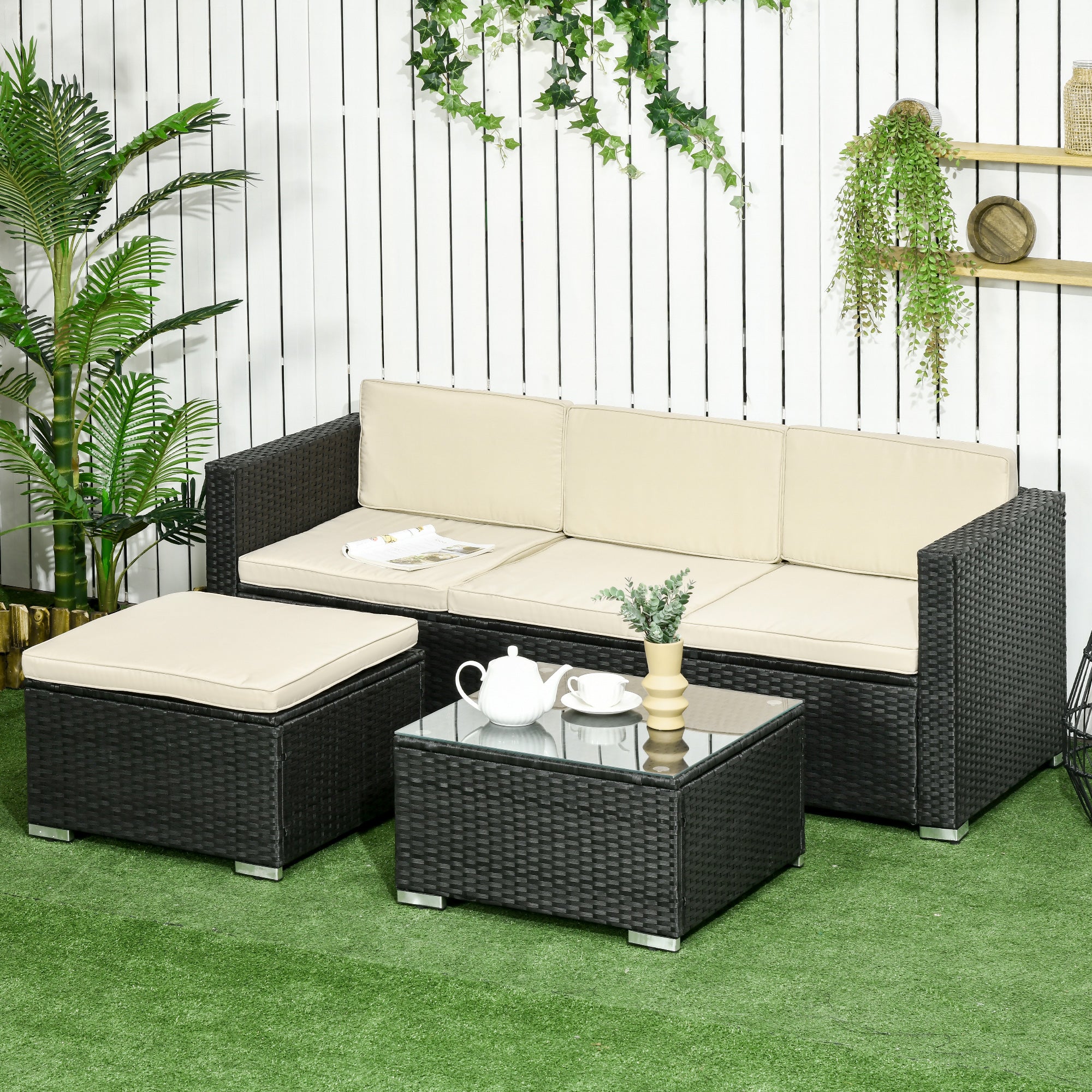 Outsunny Conjunto de Muebles de Ratán de Jardín 3 Piezas Muebles de Ratán Exterior Sofá de 3 Plazas con Cojines Acolchados Mesa de Centro con Tablero de Vidrio Templado y Reposapiés Anti-UV Negro
