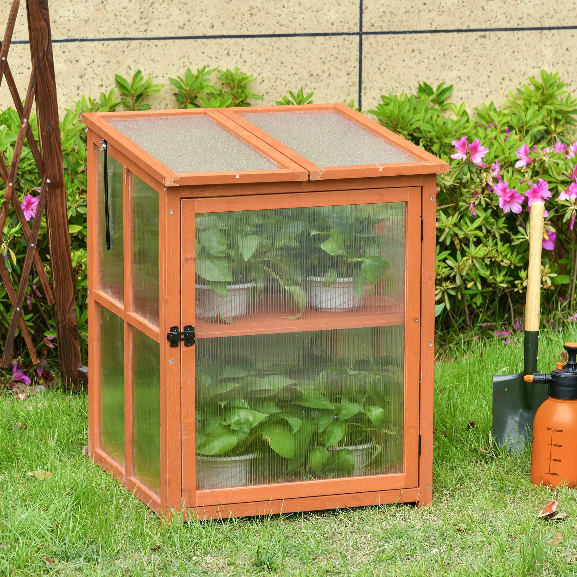 Outsunny Mini Invernadero de Jardín Invernadero de Madera y Paneles de Policarbonato Vivero Casero con 2 Estantes Tapas y Puerta para Plantas Huerto Jardinería 62x63x82 cm Madera Natural