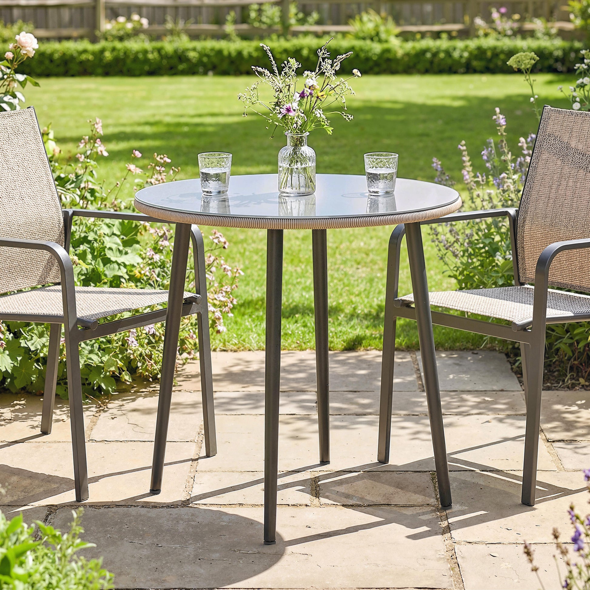 Outsunny Mesa de Comedor de Jardín Redonda, Mesa de Terraza Exterior 80x80x74 cm, con Tablero de Vidrio Templado con Borde de Ratán, Estructura de Acero, Carga 50 kg, para Patio, Balcón, Gris