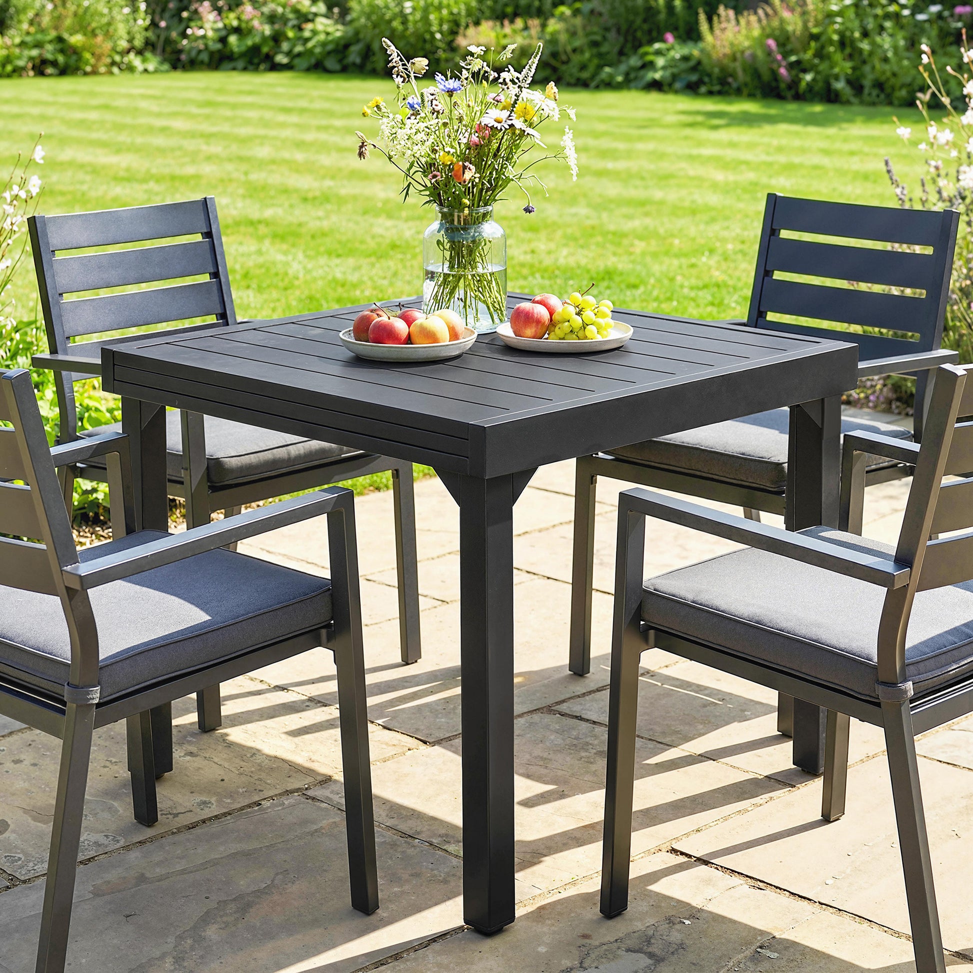 Outsunny Mesa de Jardín Extensible, Mesa de Comedor Exterior Extensible 80/160x80 cm, de Aluminio, con Superficie de Lamas, Carga 70 kg, Mesita Rectangular para 4-6 Personas, para Patio, Terraza, Negro