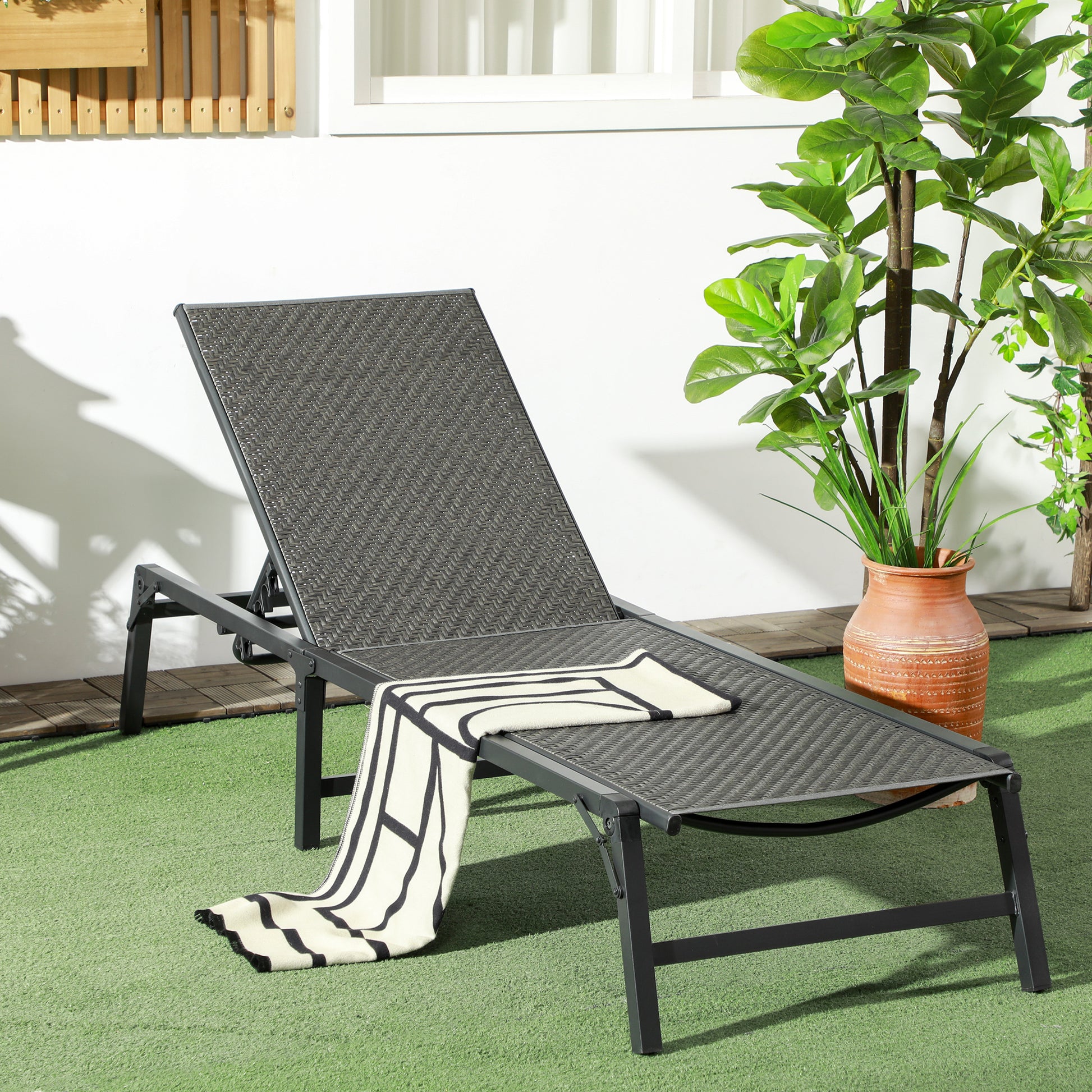 Outsunny Tumbona de Ratán Sintético Plegable Tumbona para Jardín con Respaldo Ajustable en 5 Posiciones y Marco de Acero Carga 150 kg para Patio Terraza Gris Oscuro