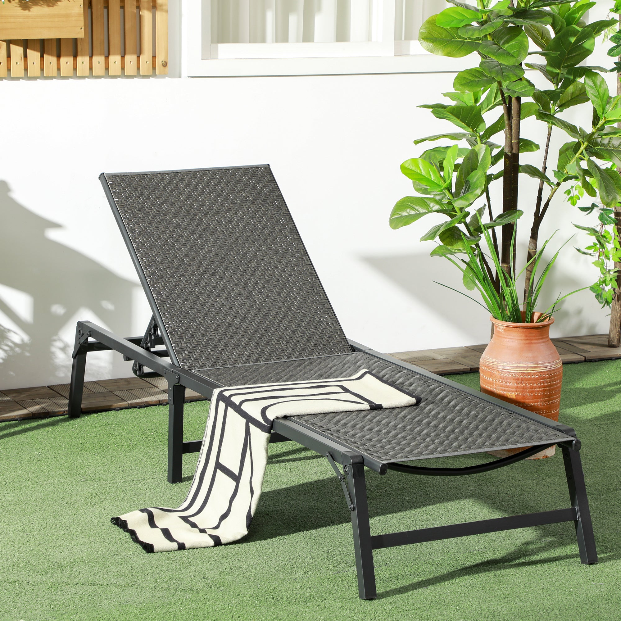 Outsunny Tumbona de Ratán Sintético Plegable Tumbona para Jardín con Respaldo Ajustable en 5 Posiciones y Marco de Acero Carga 150 kg para Patio Terraza Gris Oscuro